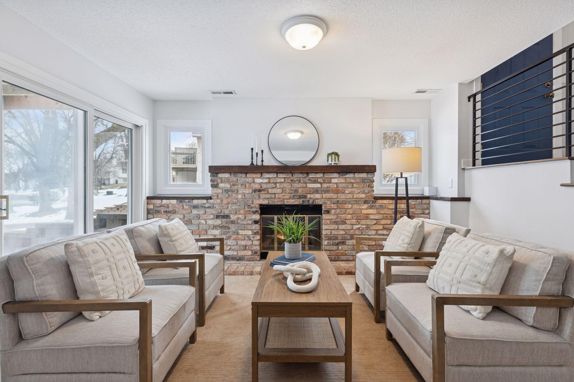 4136 Goldenrod Lane N