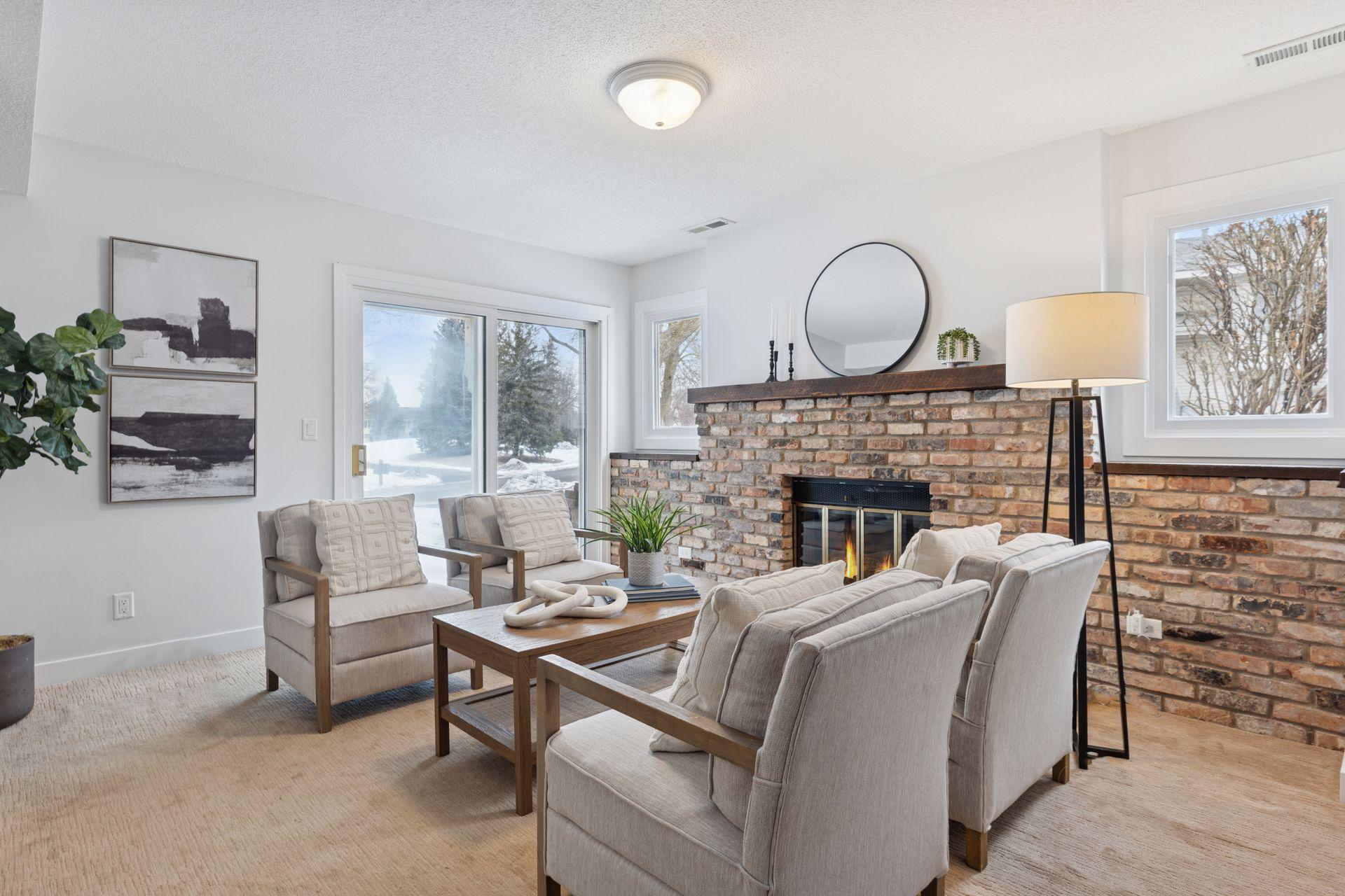 4136 Goldenrod Lane N