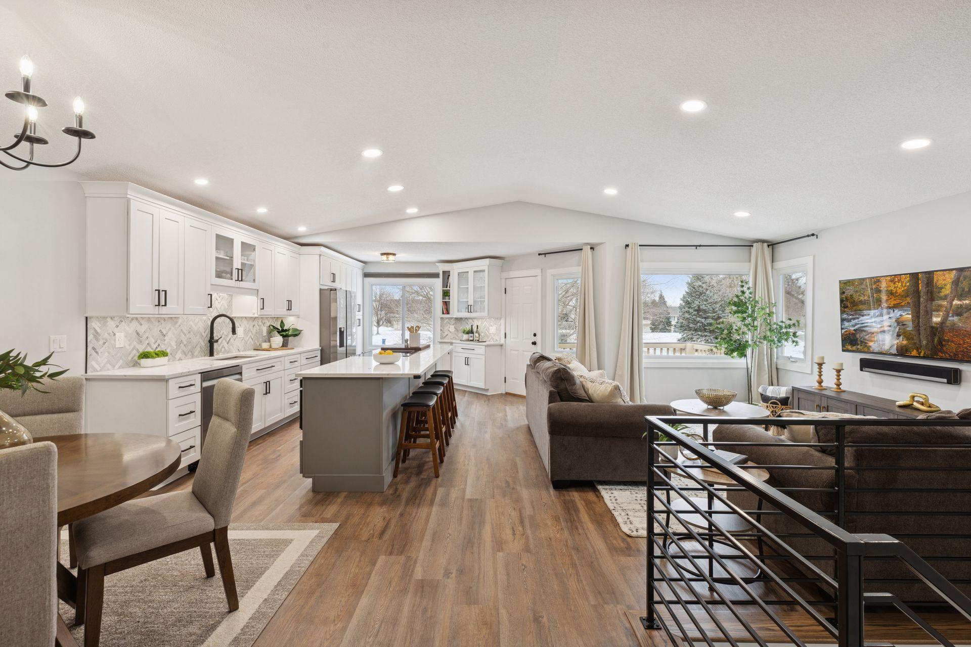 4136 Goldenrod Lane N