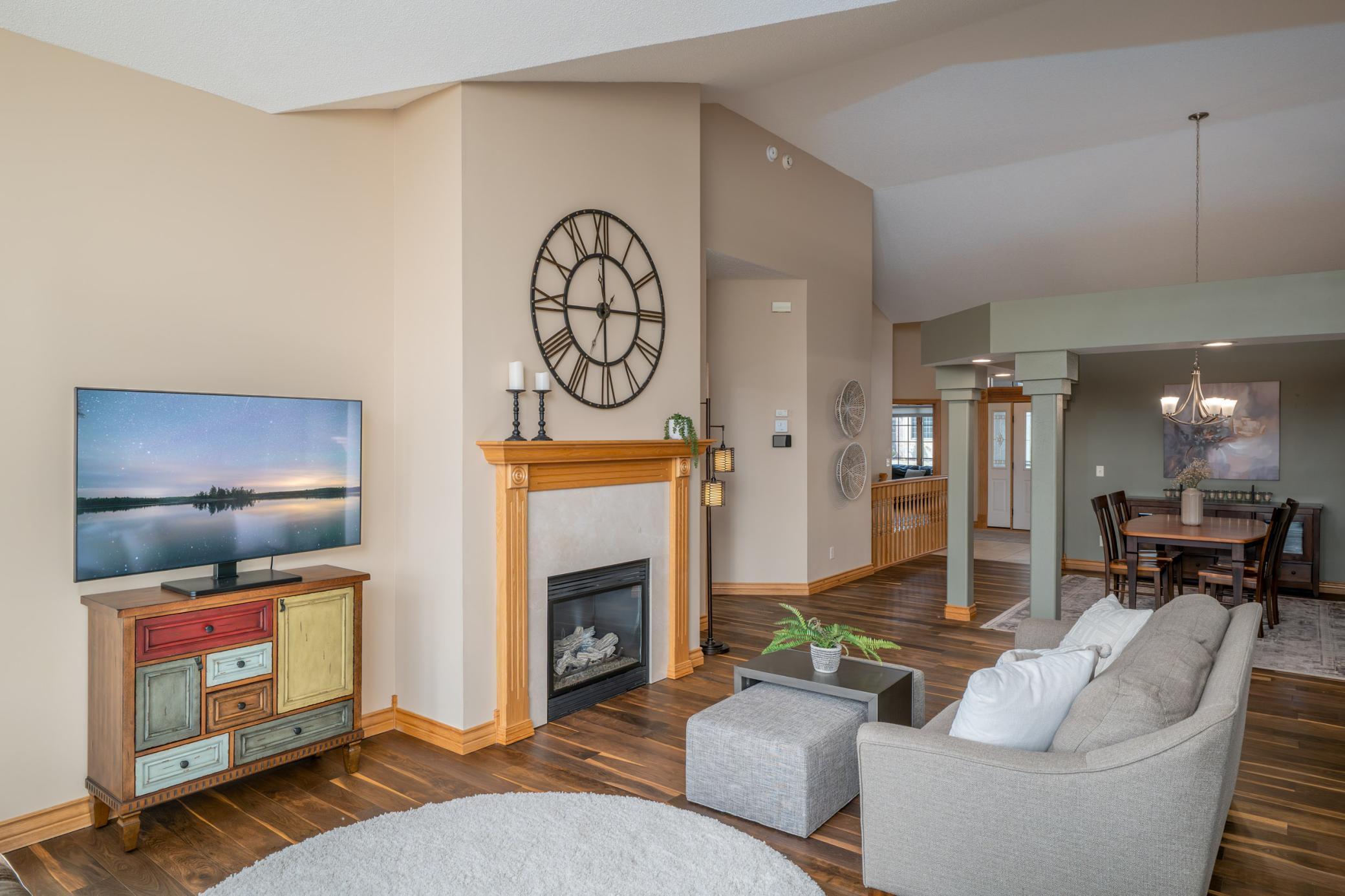 11362 Hillcrest Drive N