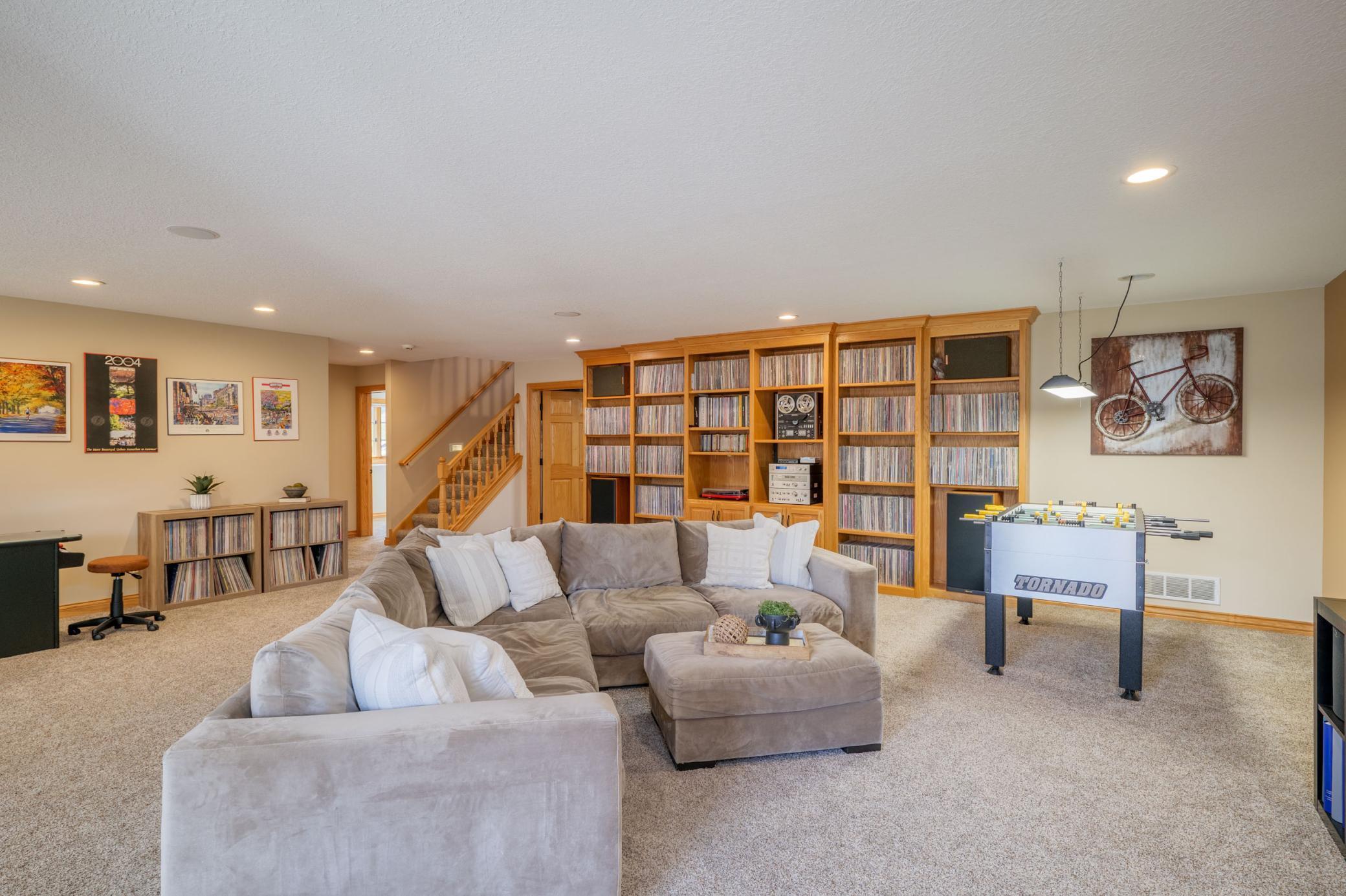 11362 Hillcrest Drive N