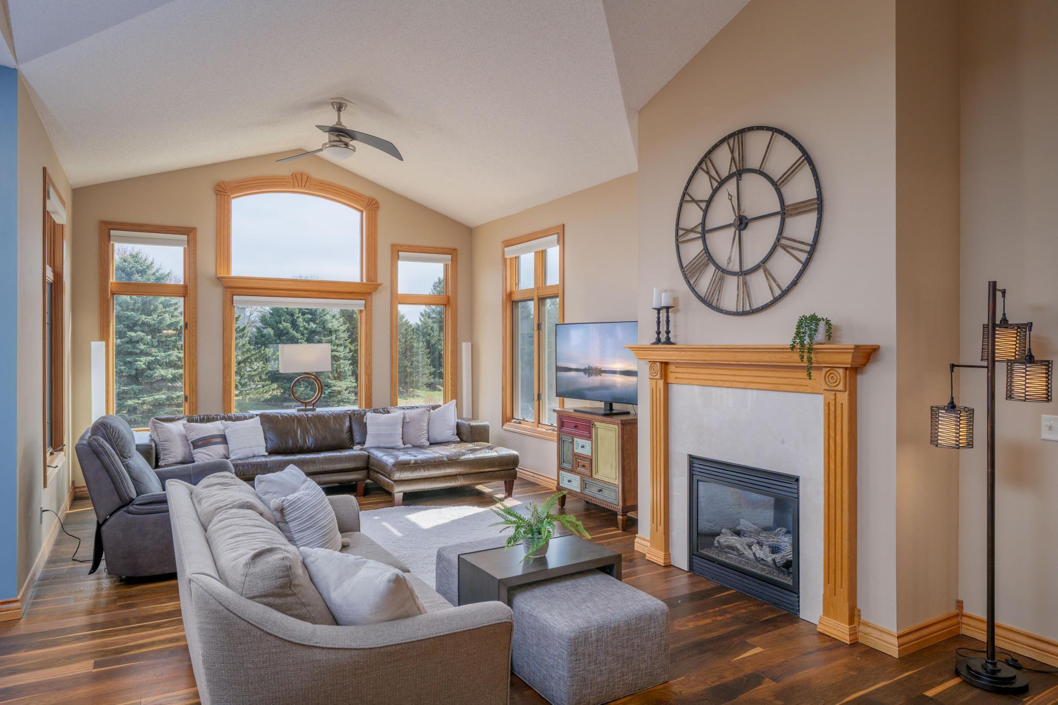 11362 Hillcrest Drive N