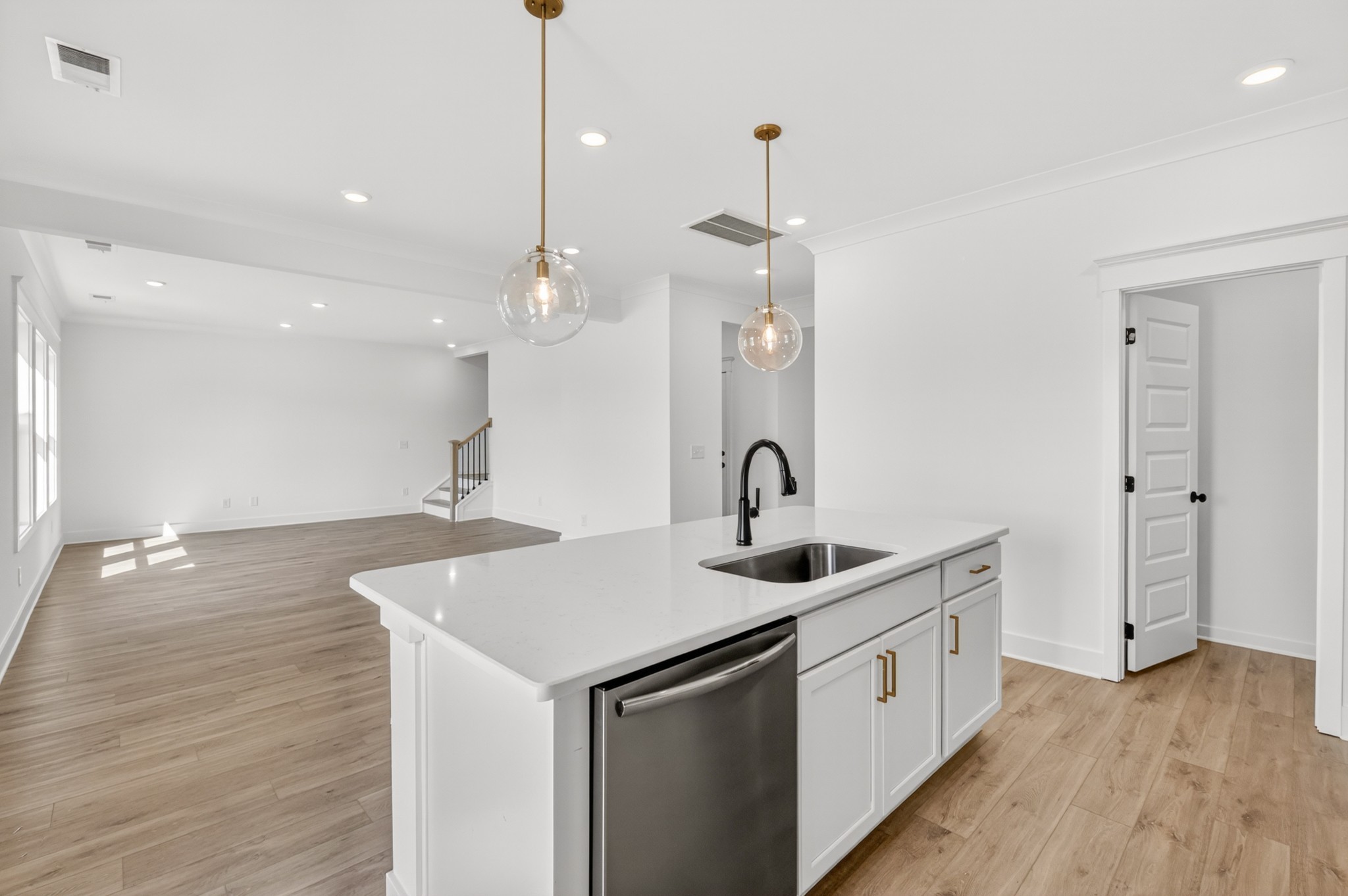 3248 Ventura Ave