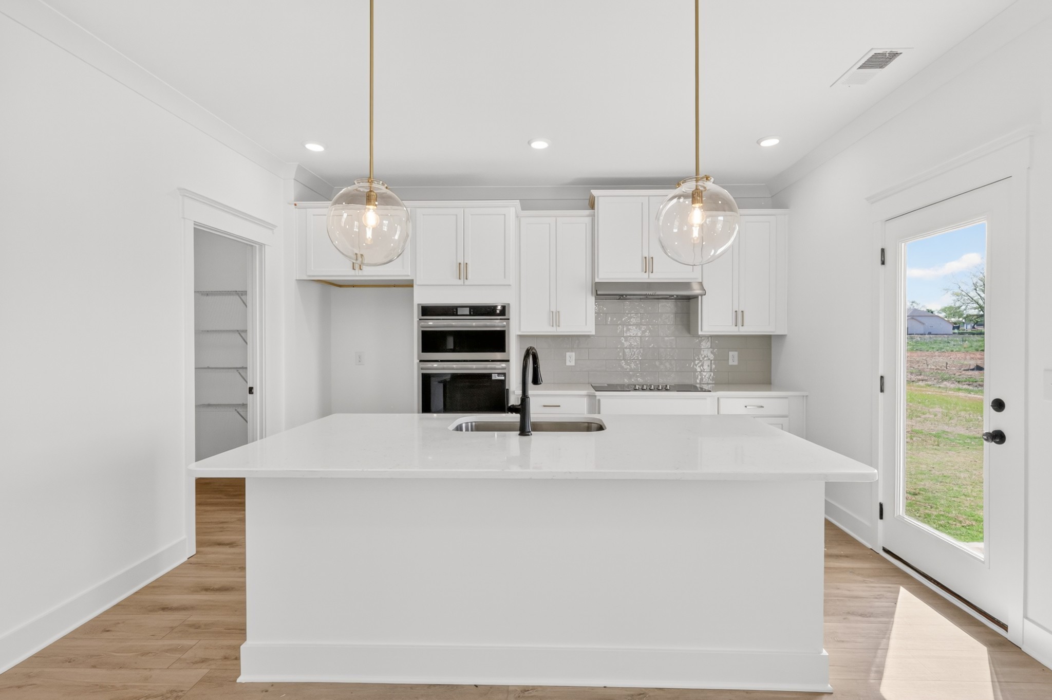 3248 Ventura Ave