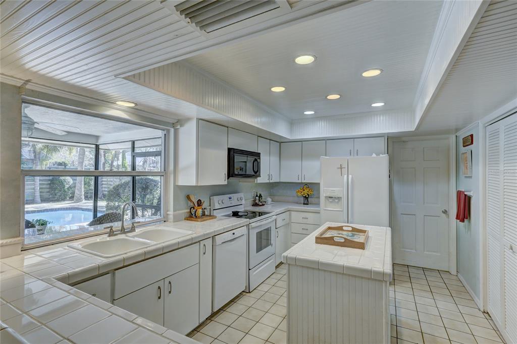 5524 BENEVA WOODS CIRCLE
