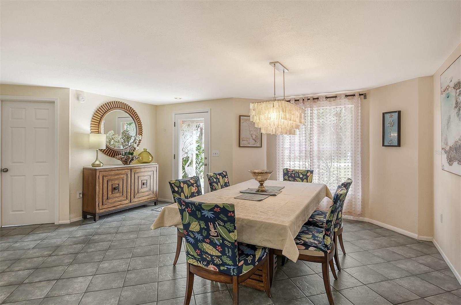 437 SW ISLAND CIRCLE