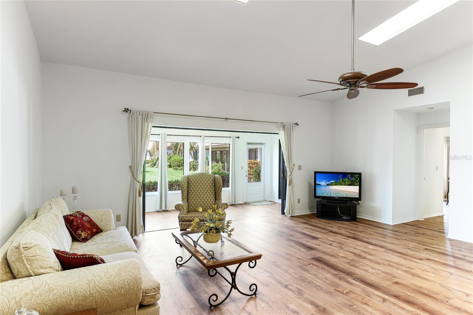 3977 WILSHIRE CIR E #194