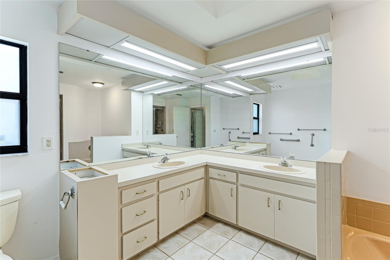 3977 WILSHIRE CIR E #194