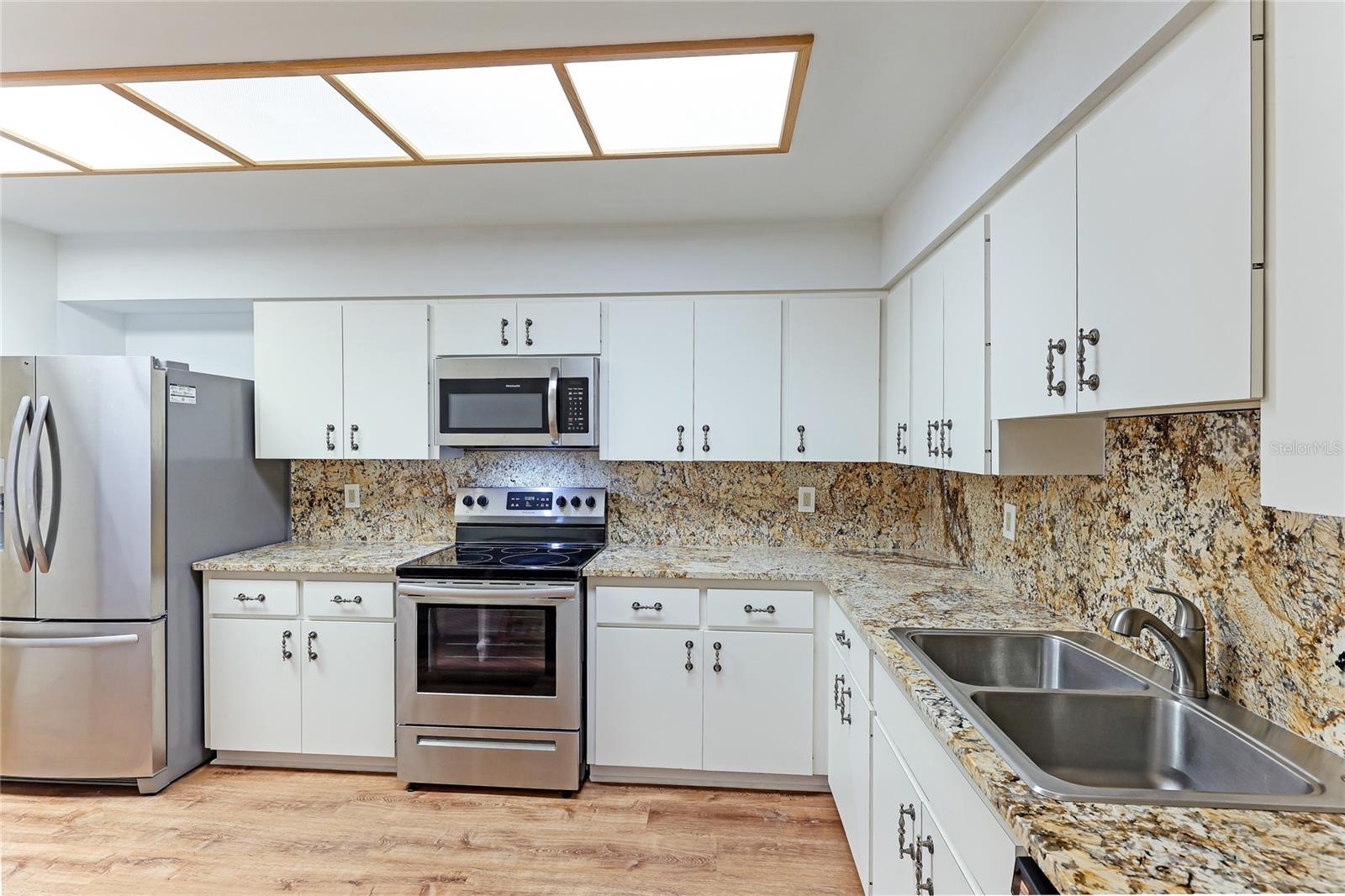 3977 WILSHIRE CIR E #194