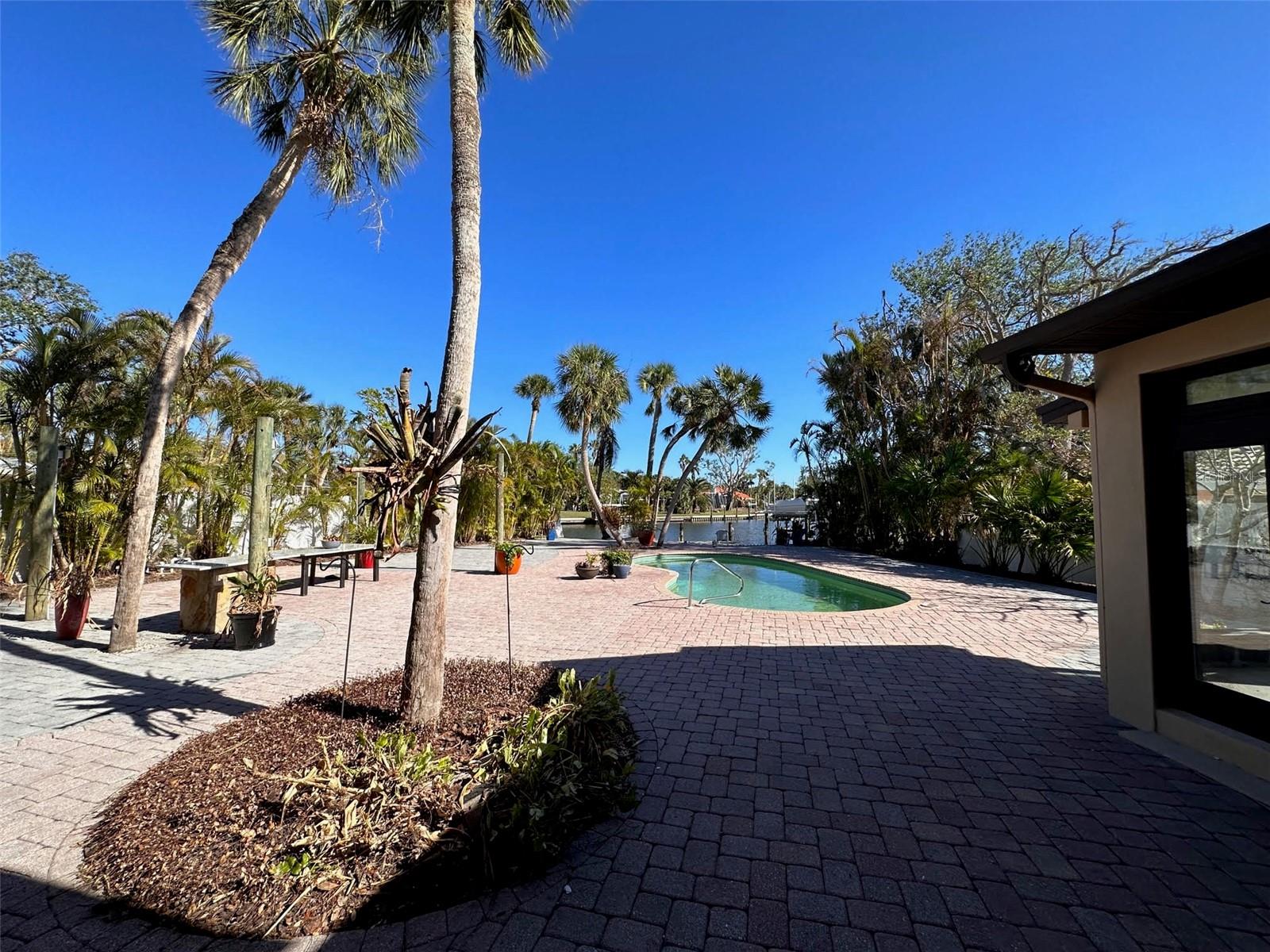 4933 FEATHERBED LN