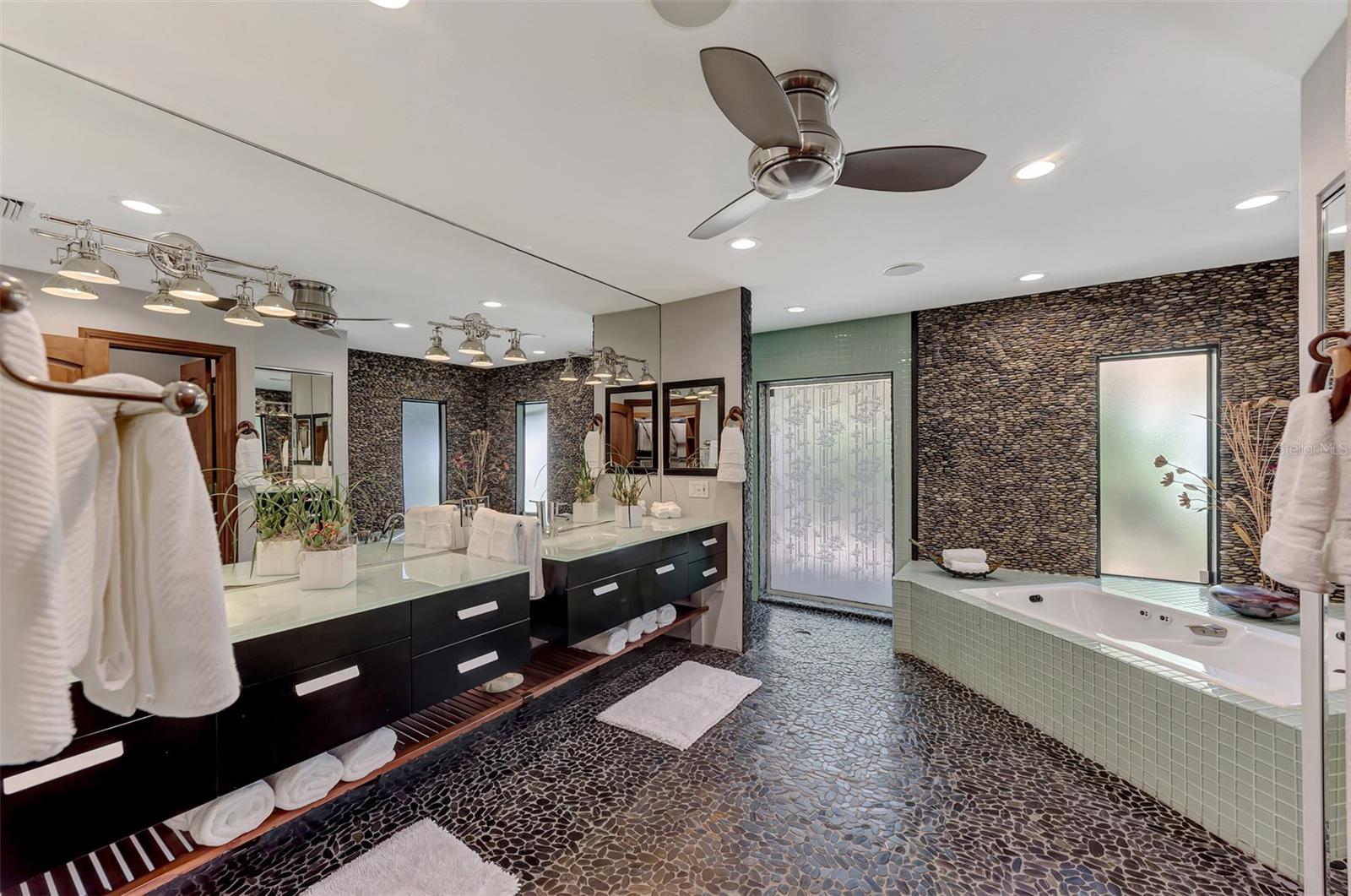 4933 FEATHERBED LN