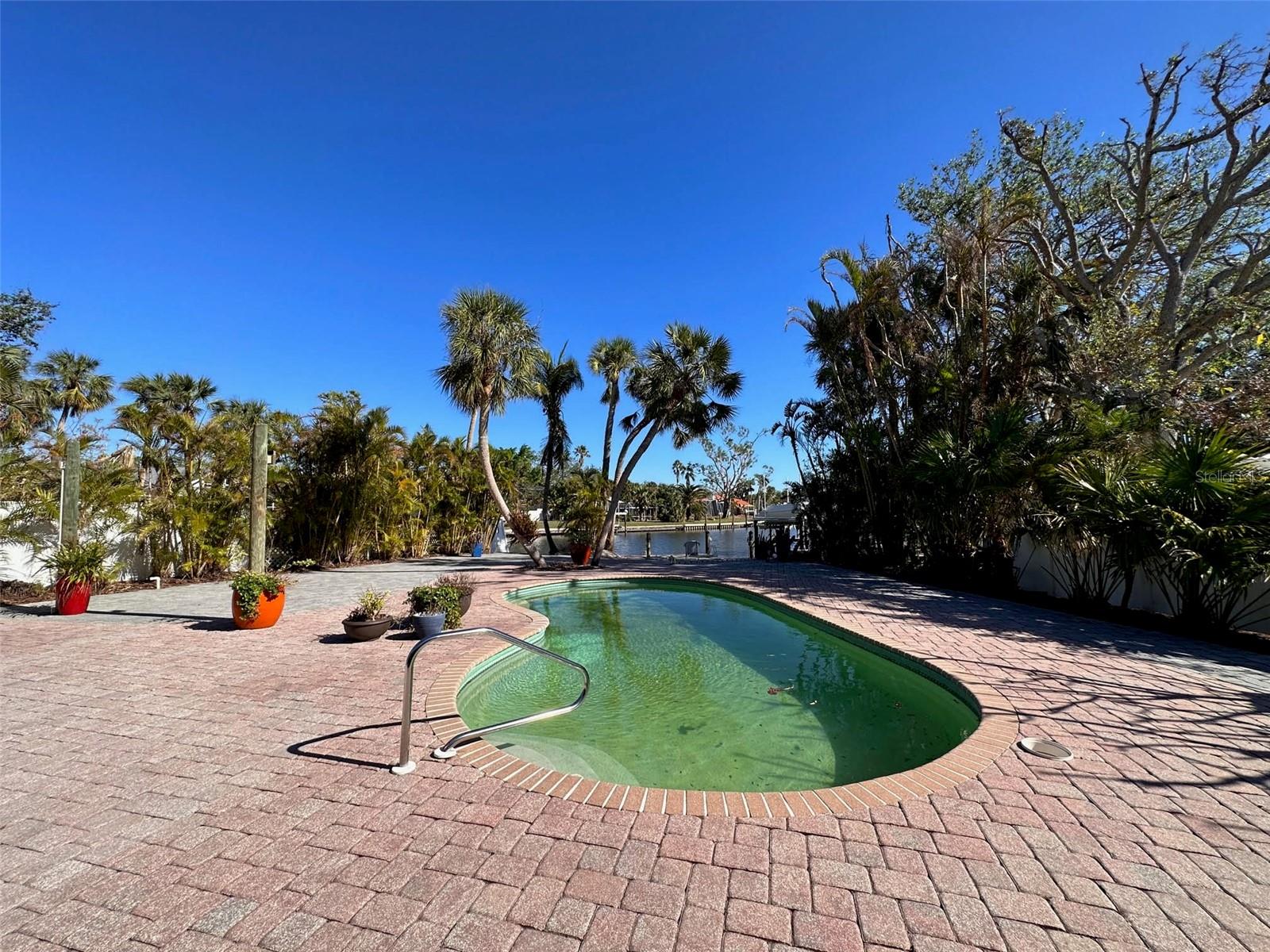 4933 FEATHERBED LN