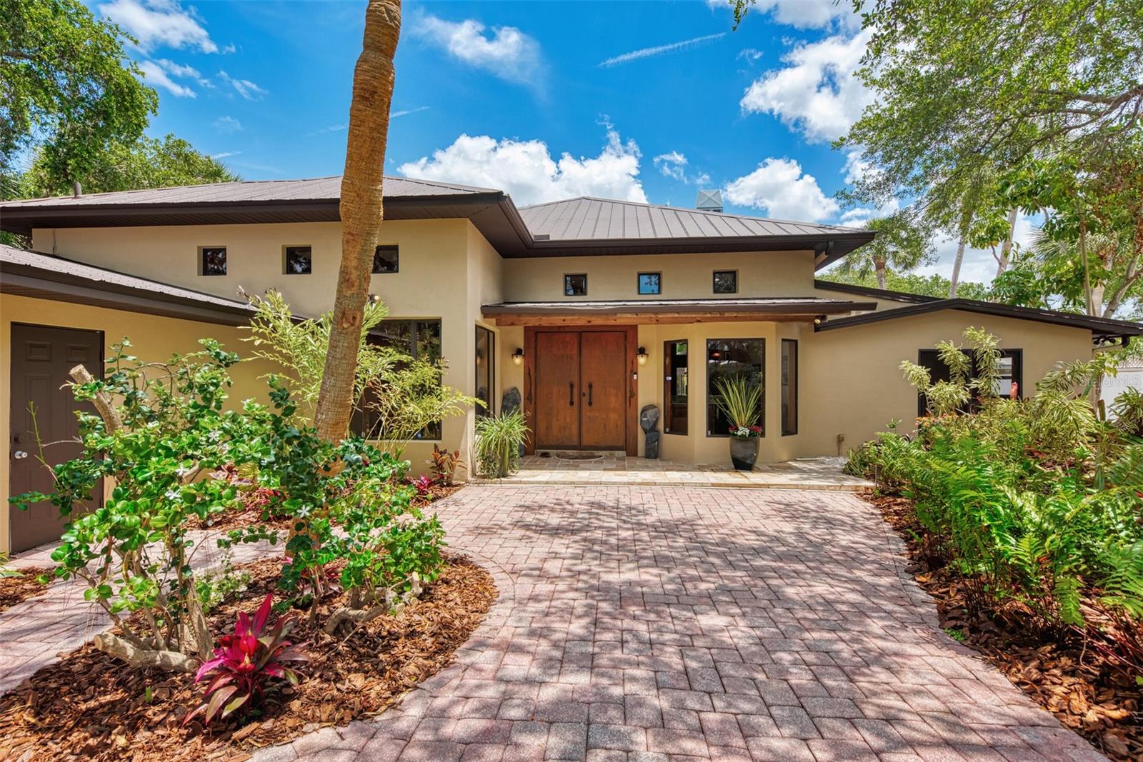 4933 FEATHERBED LN
