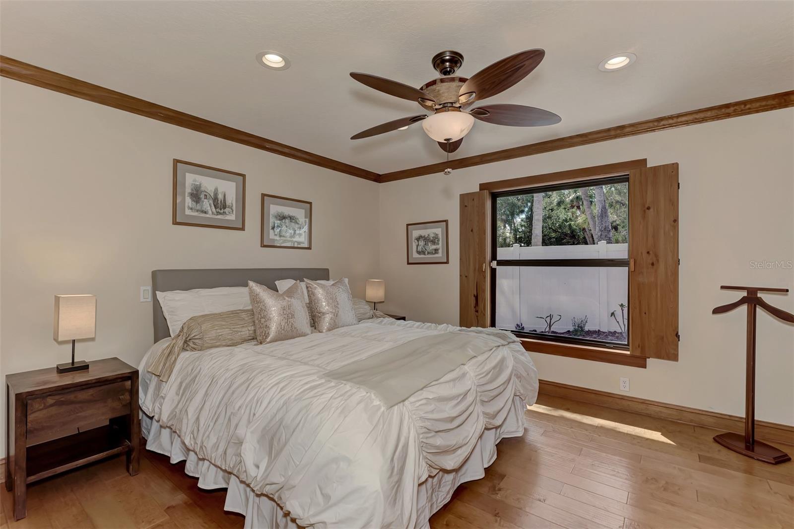 4933 FEATHERBED LN