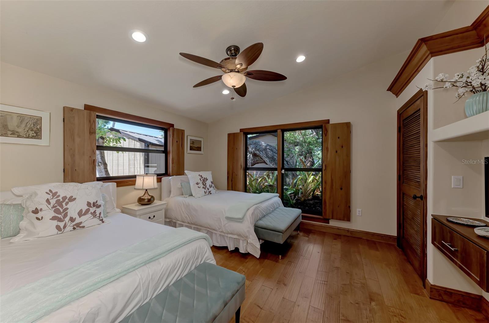 4933 FEATHERBED LN