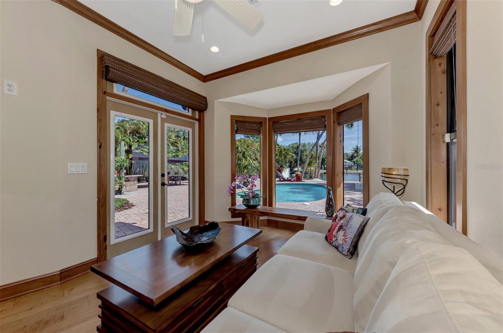 4933 FEATHERBED LN