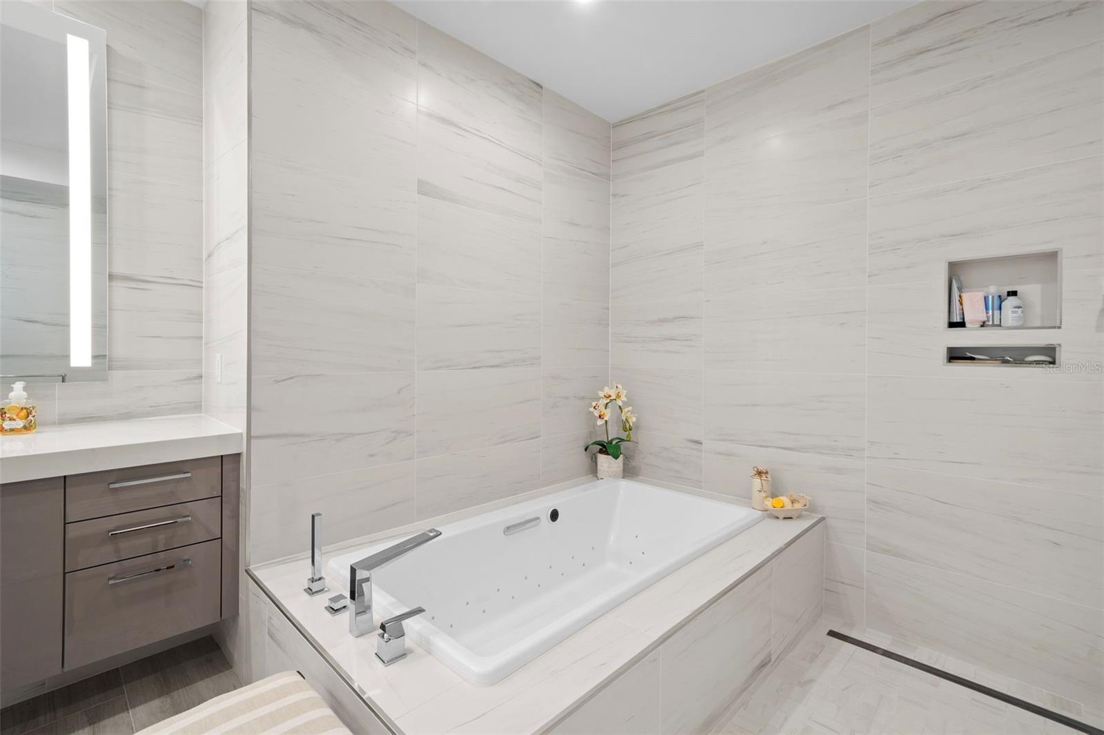 401 QUAY COMMONS #901