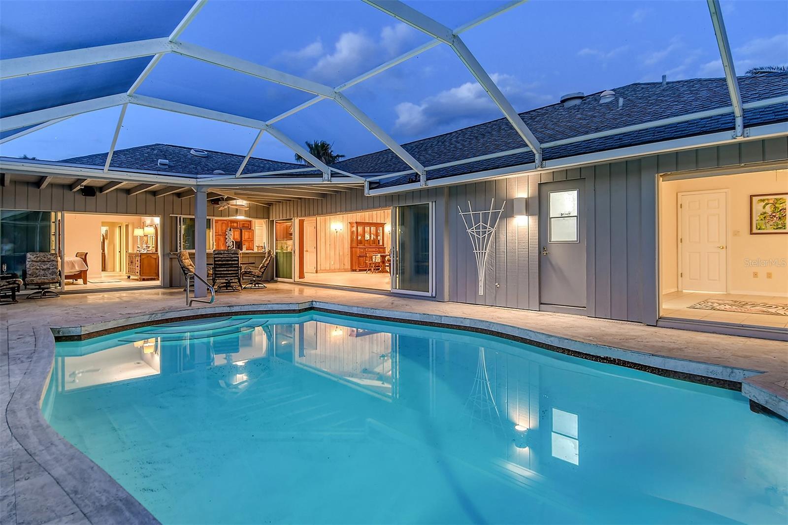 621 IVANHOE LN