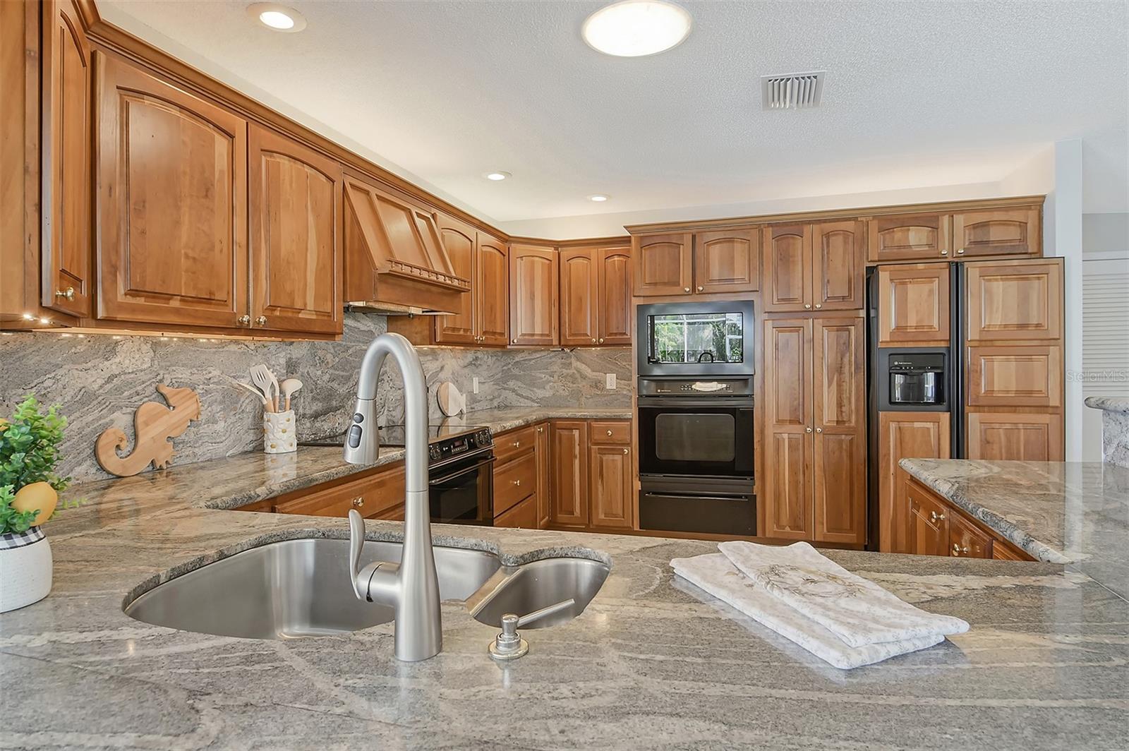 621 IVANHOE LN