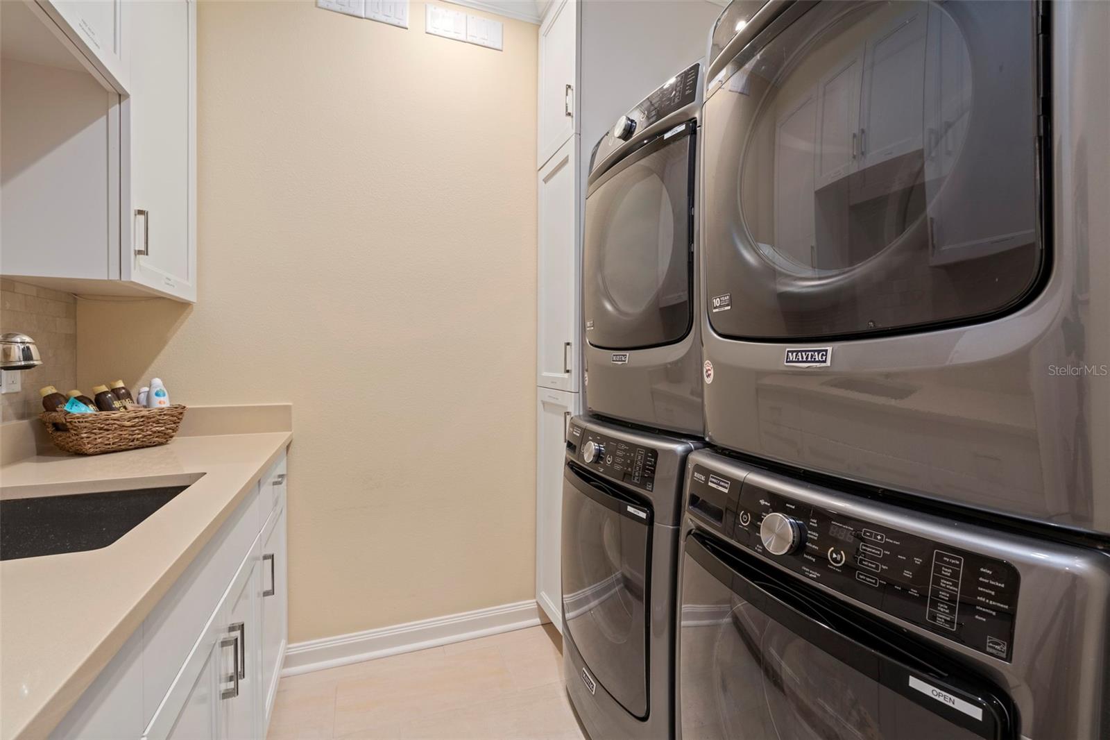 435 L AMBIANCE DR #PH-J