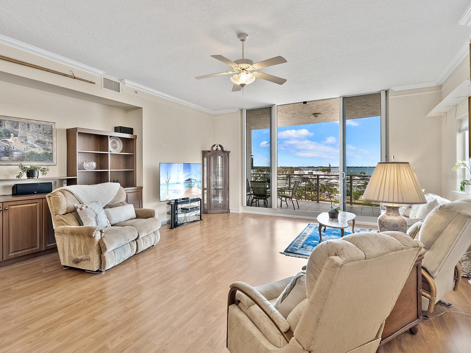 1233 N GULFSTREAM AVE #401