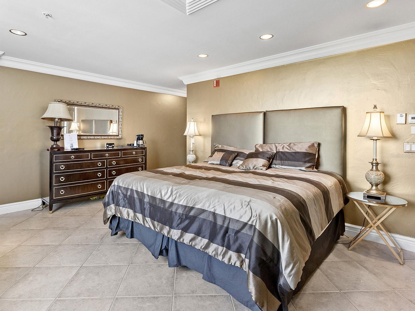 1233 N GULFSTREAM AVE #401