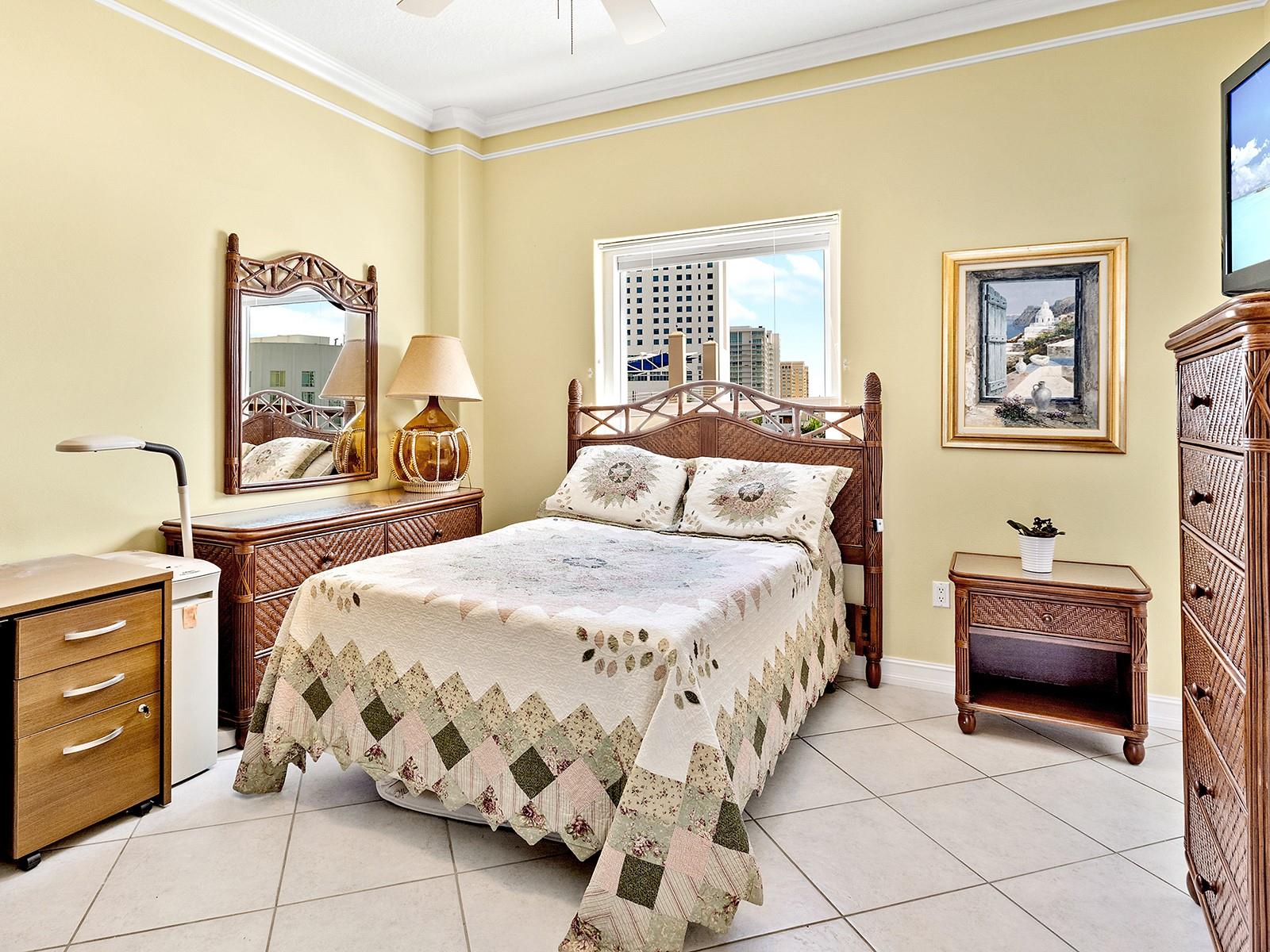 1233 N GULFSTREAM AVE #401