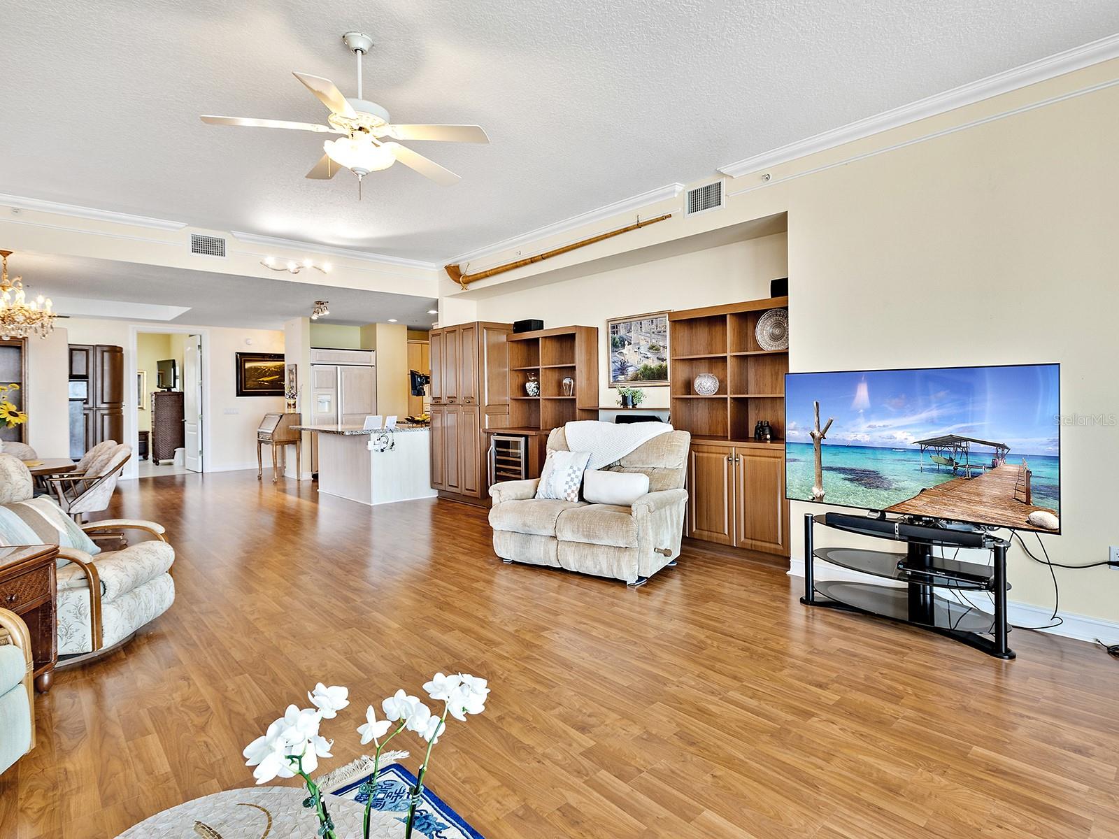 1233 N GULFSTREAM AVE #401