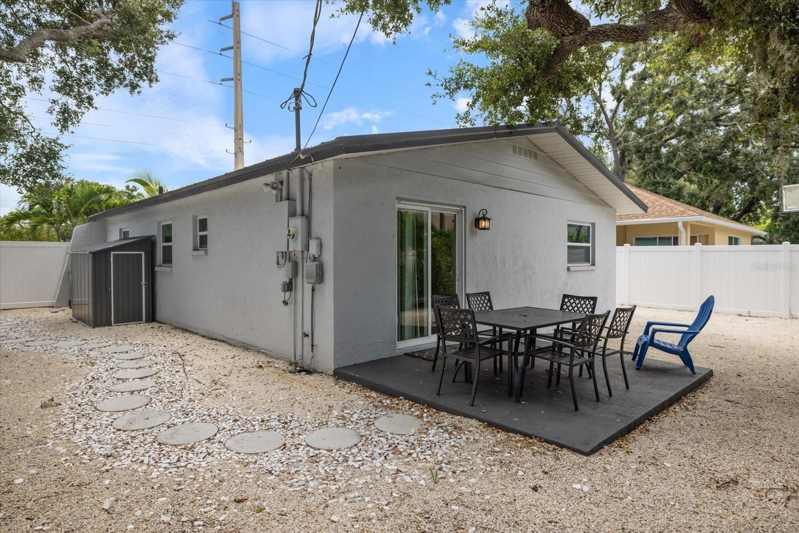 1041 S TUTTLE AVE
