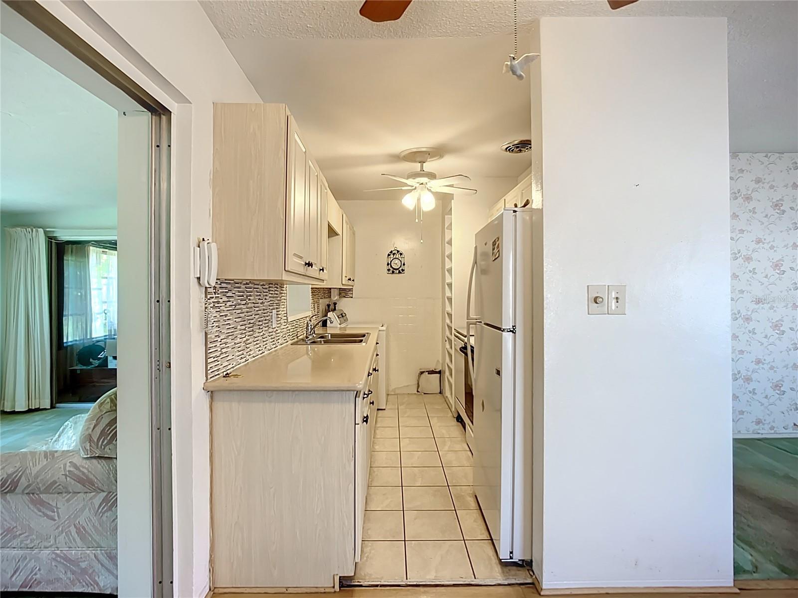 2215 N WELLESLEY DR