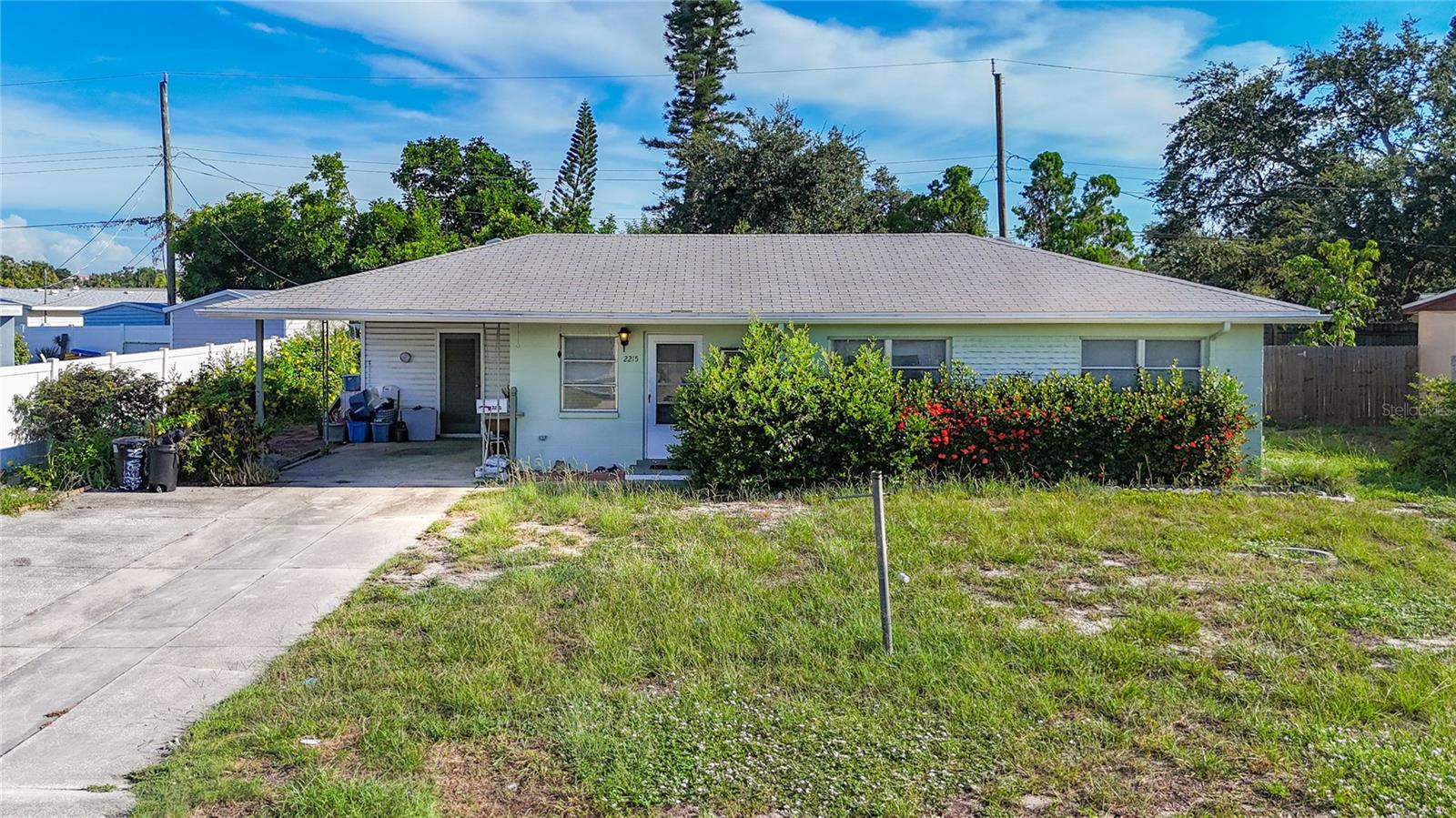 2215 N WELLESLEY DR
