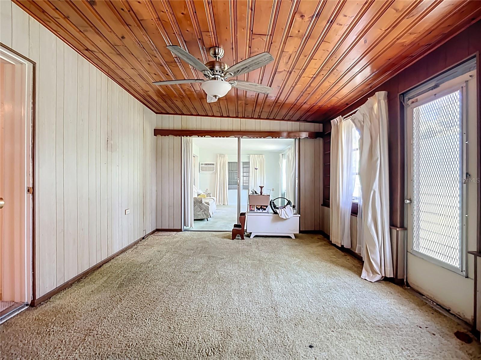 2215 N WELLESLEY DR