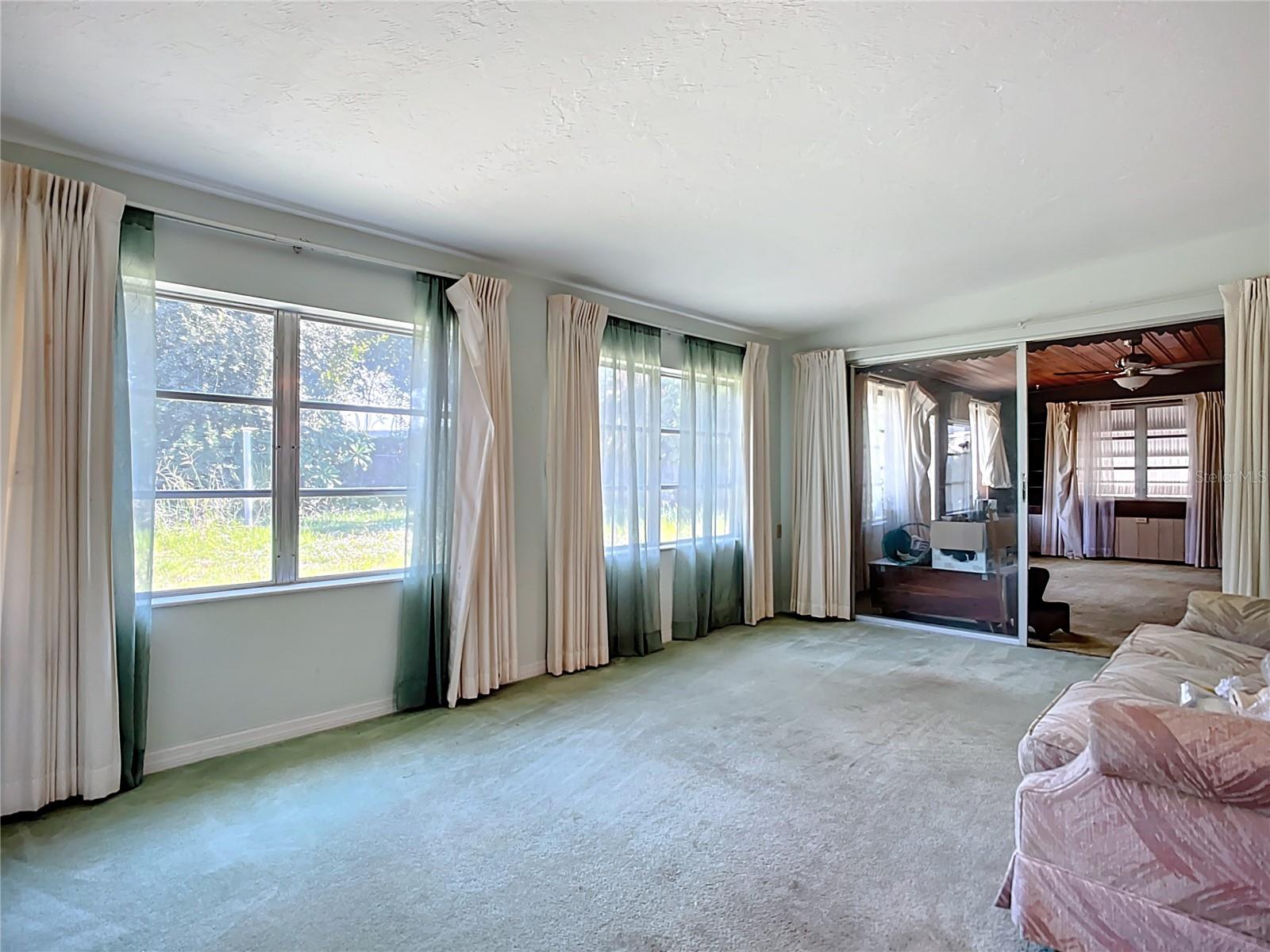 2215 N WELLESLEY DR