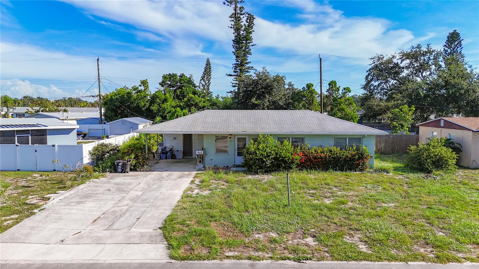 2215 N WELLESLEY DR