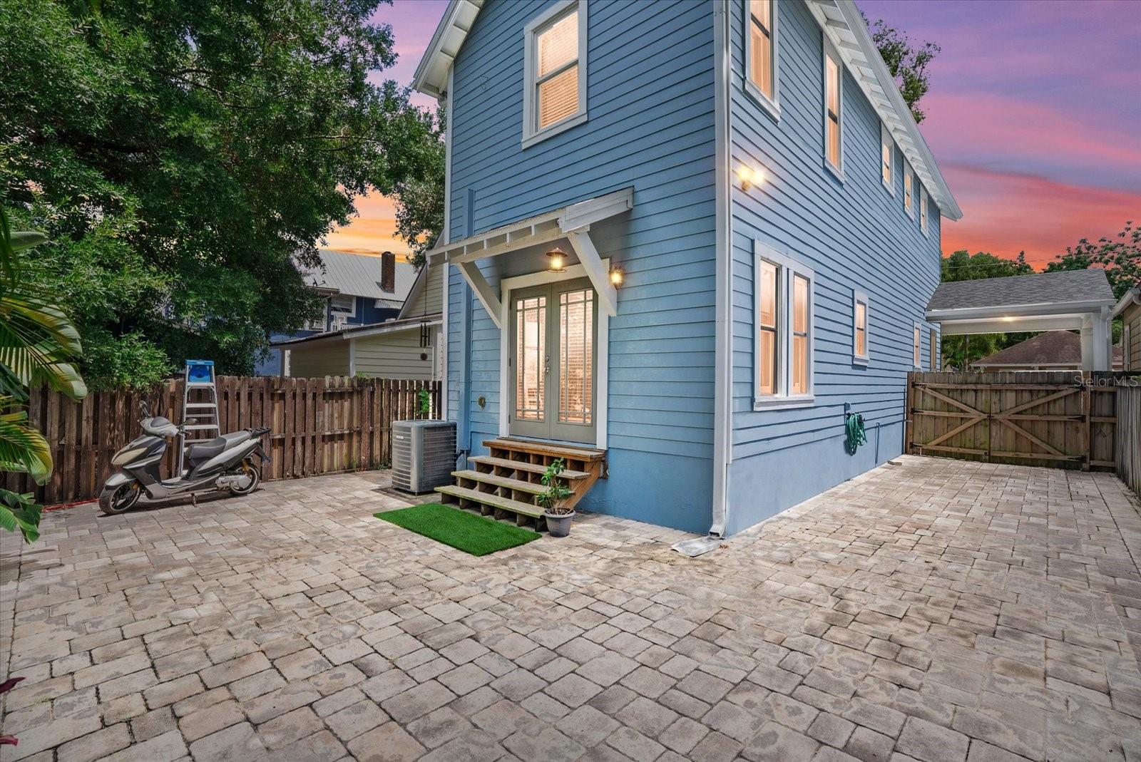 412 E AMELIA AVE