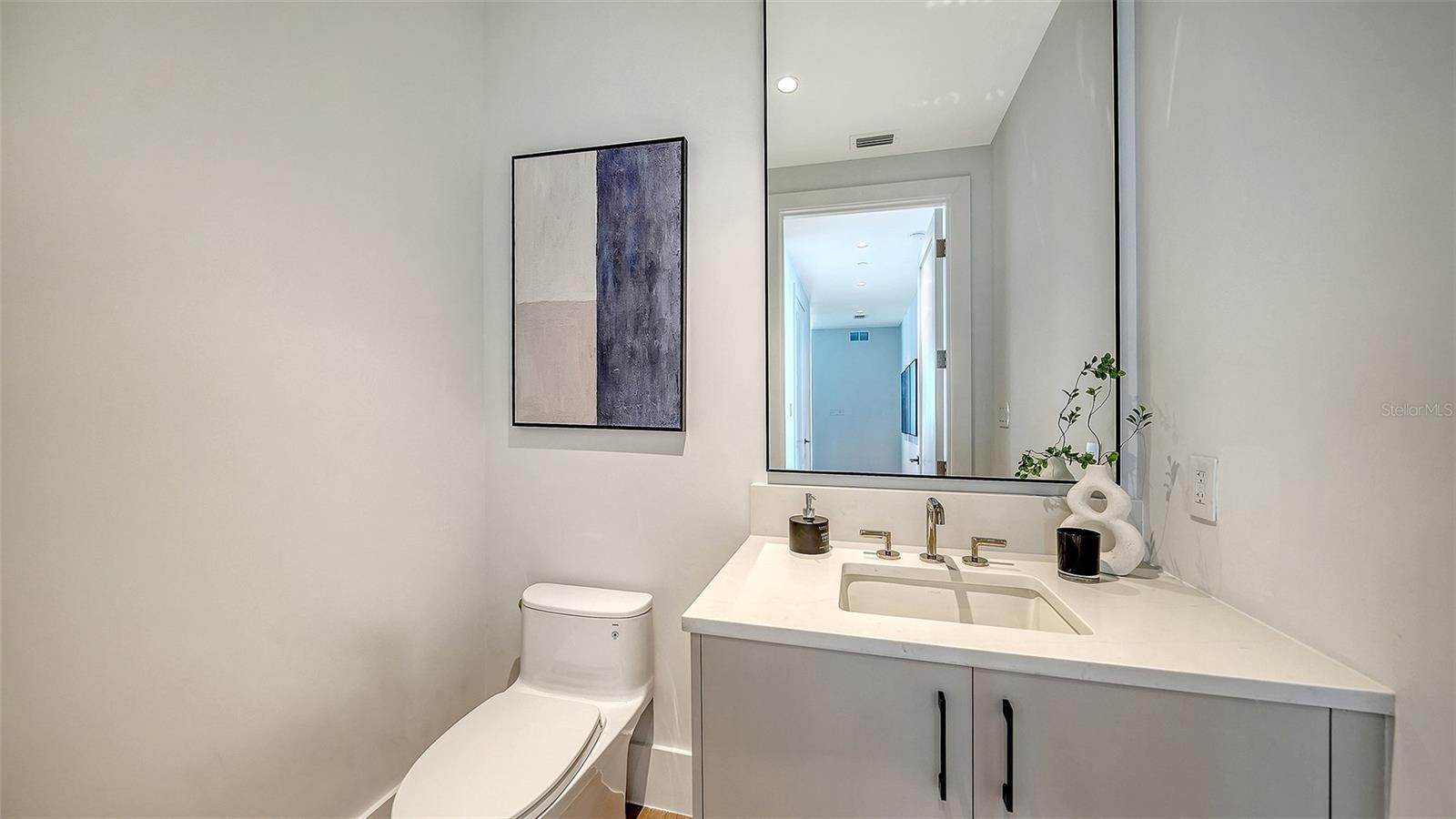 253 GOLDEN GATE POINT #703