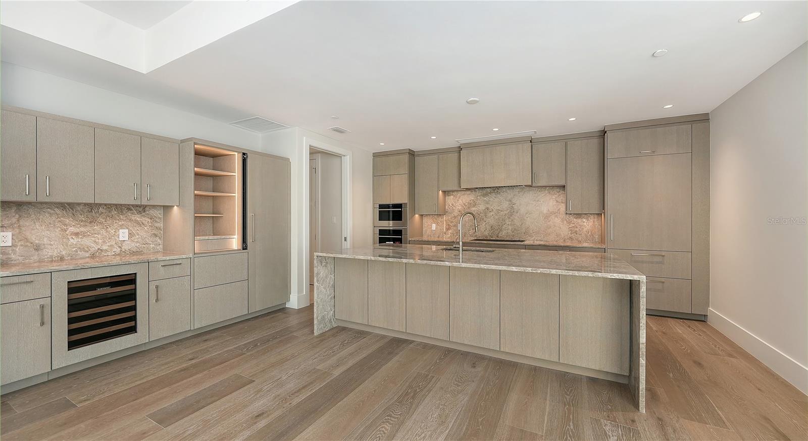 223 GOLDEN GATE PT #302