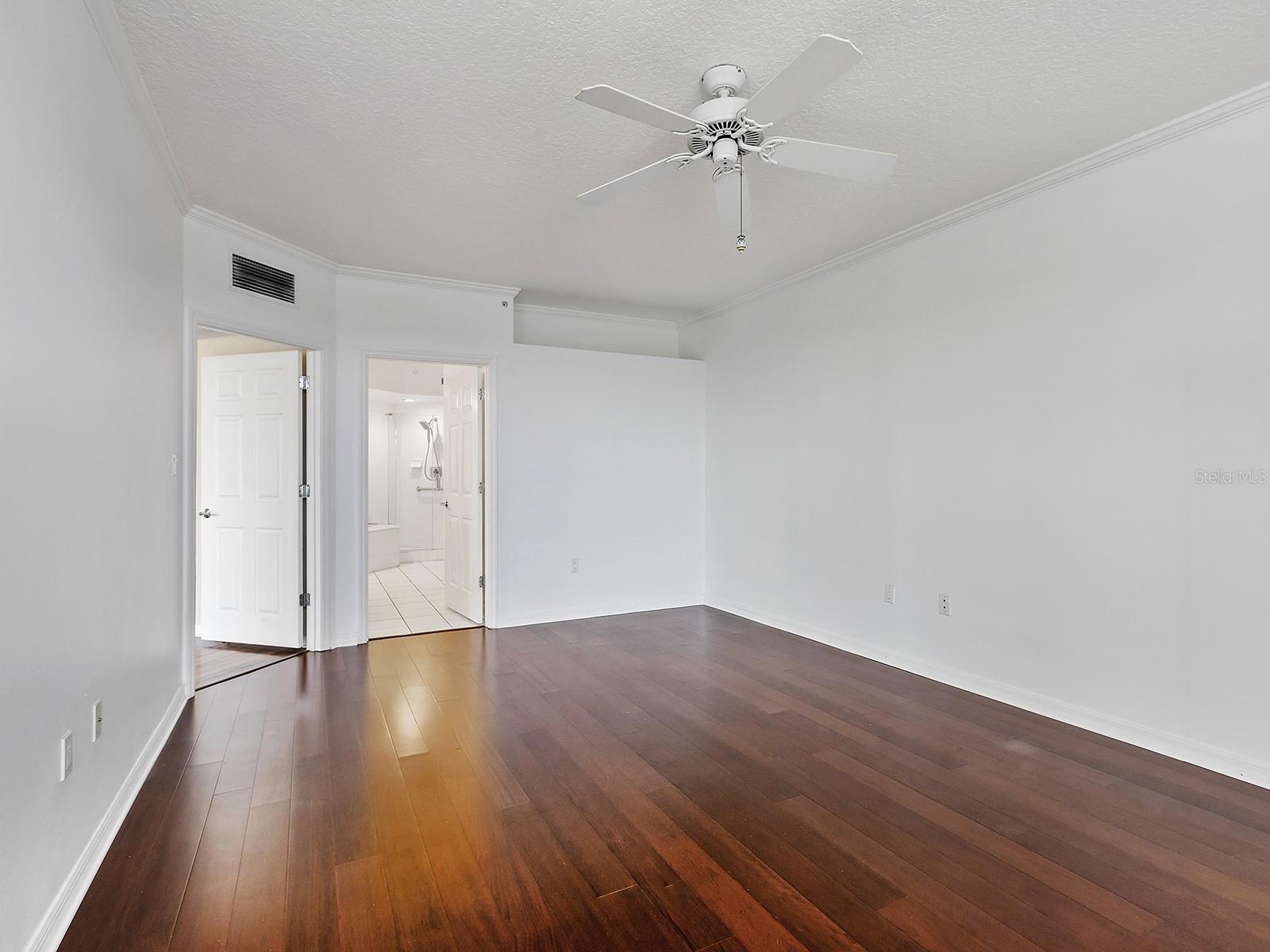 5420 EAGLES POINT CIR #106