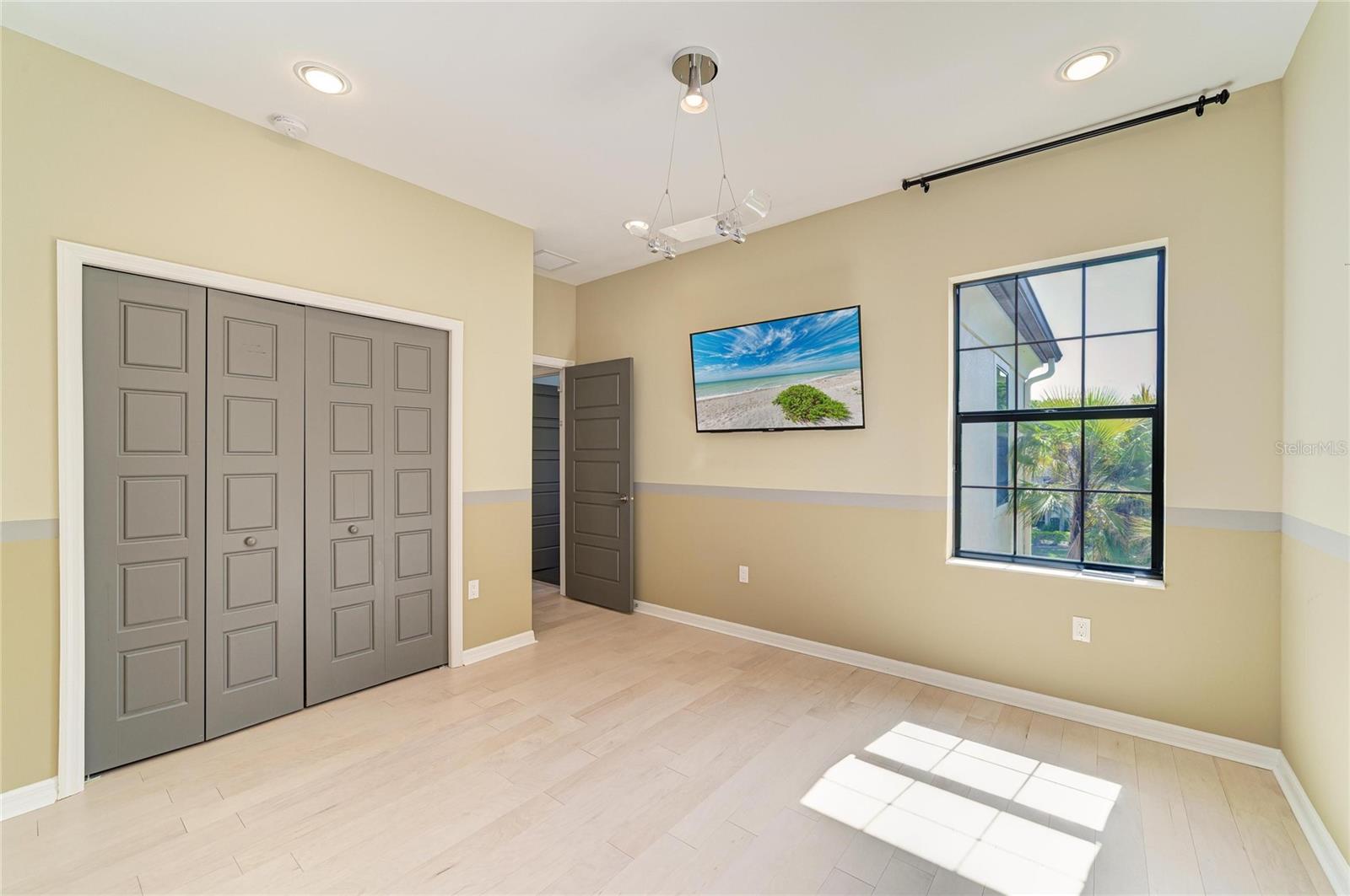 826 HONEYFLOWER LOOP