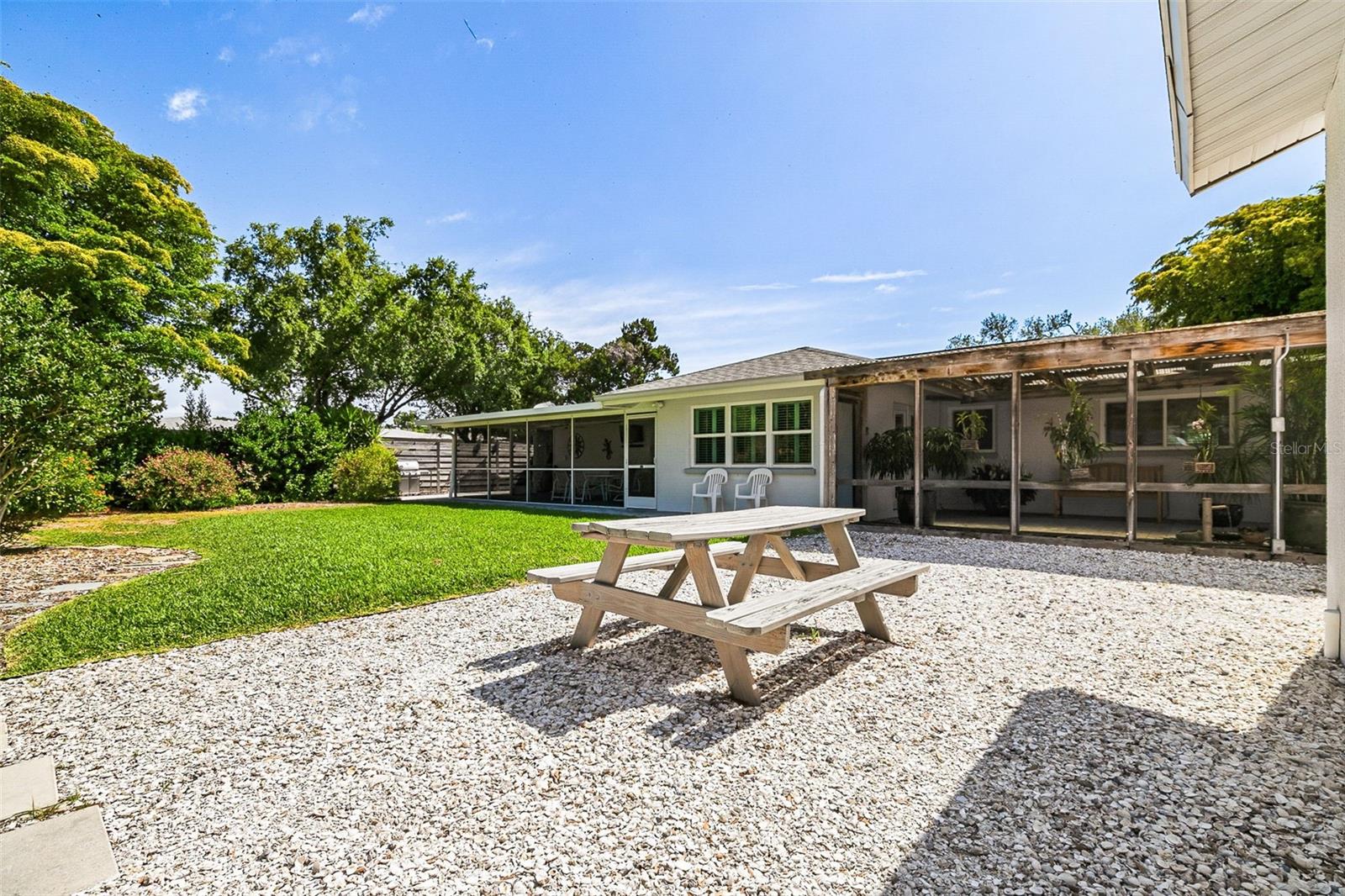 2747 JEFFERSON CIR