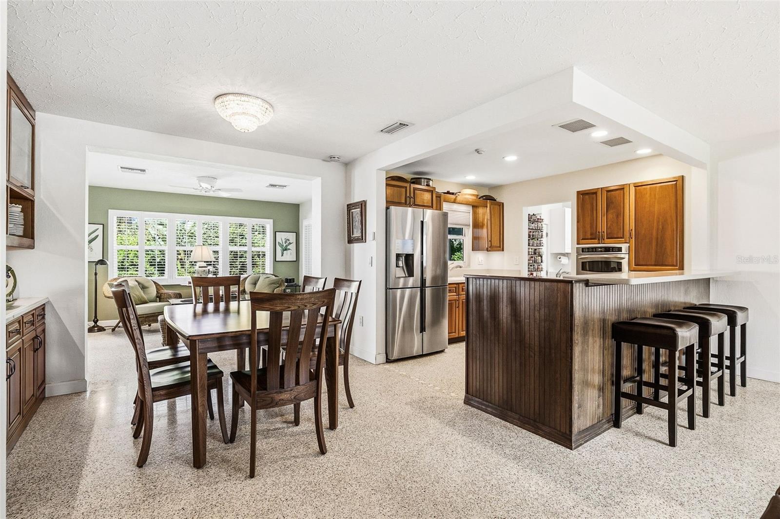 2747 JEFFERSON CIR