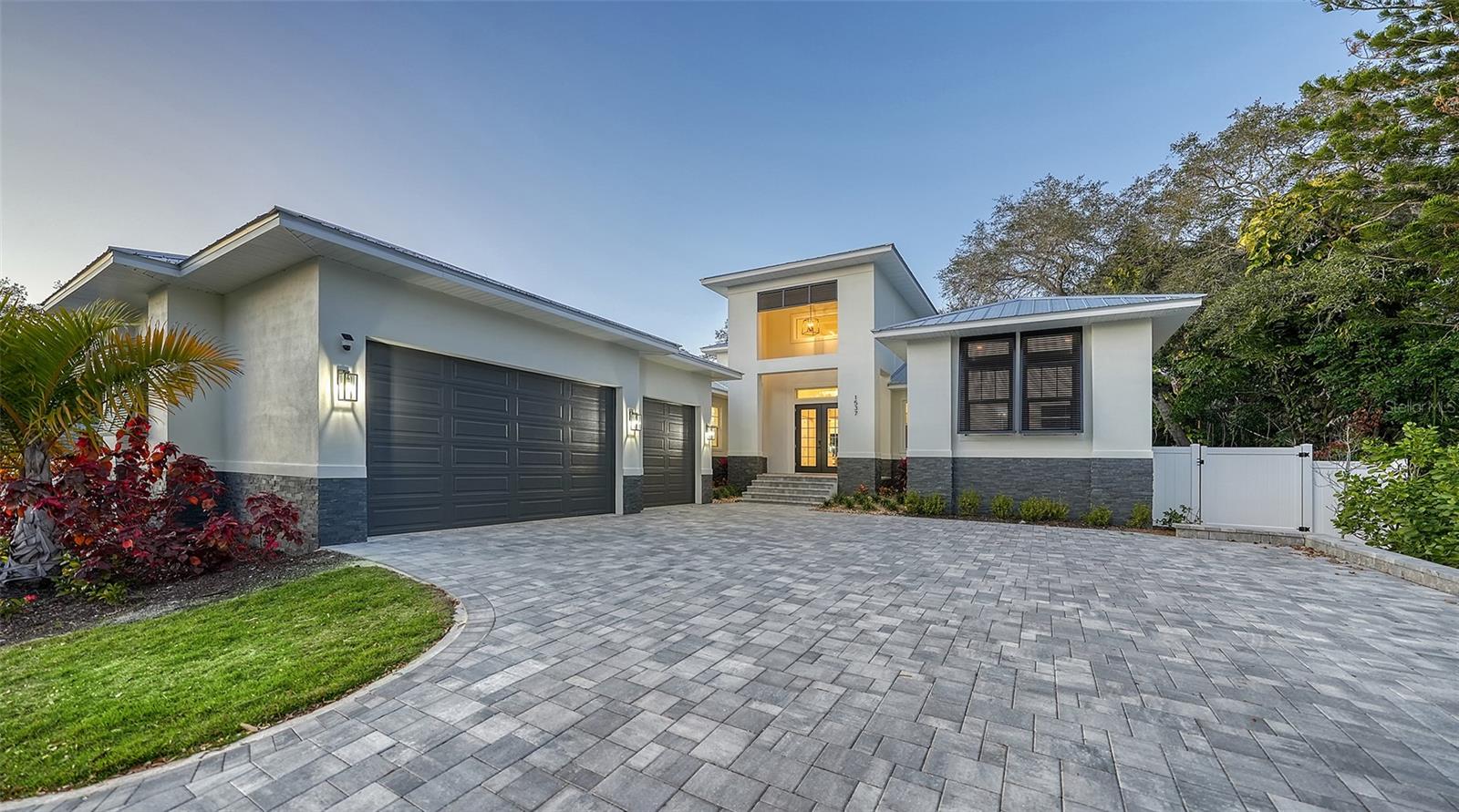 1537 SIESTA DR