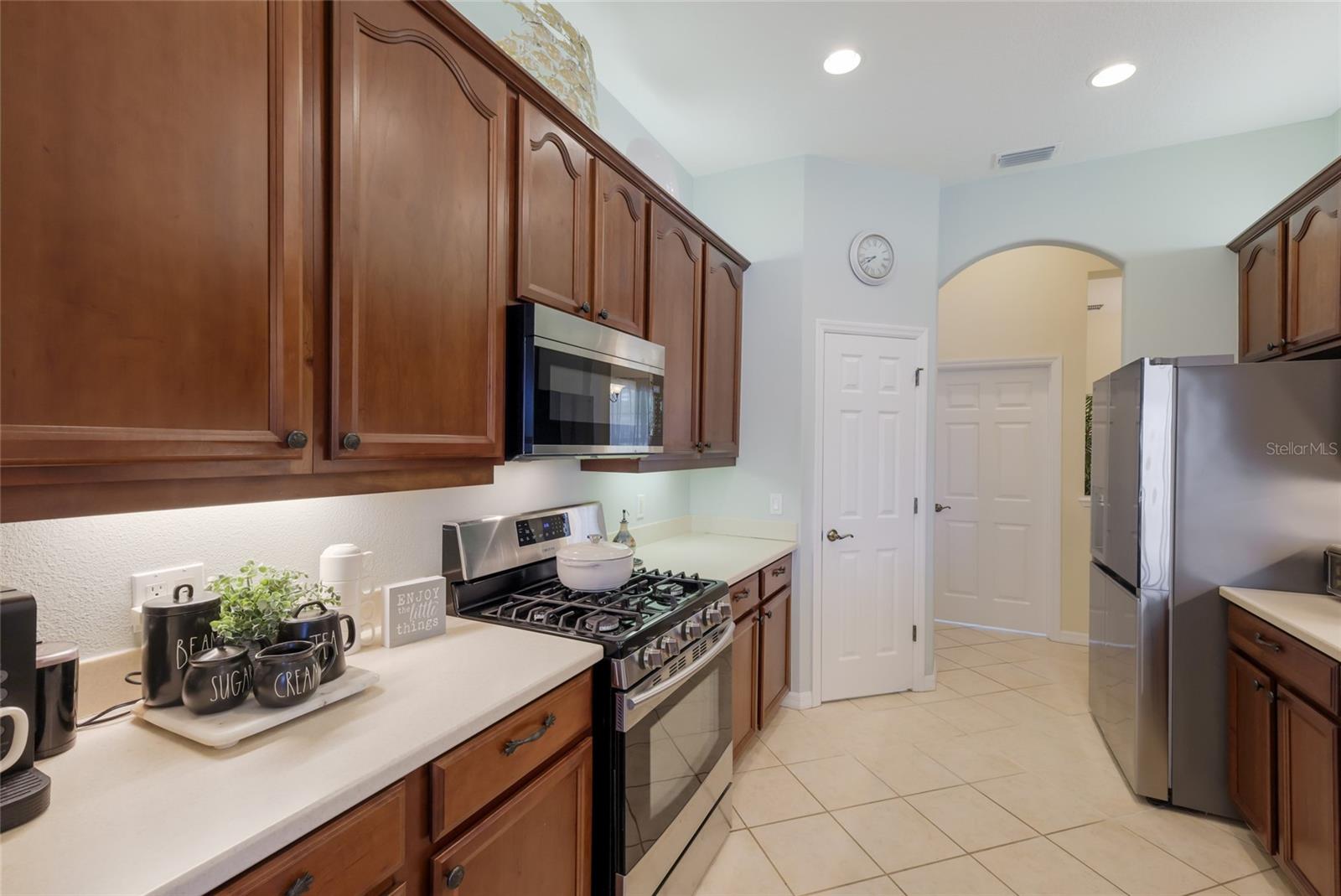 252 DAHLIA CT