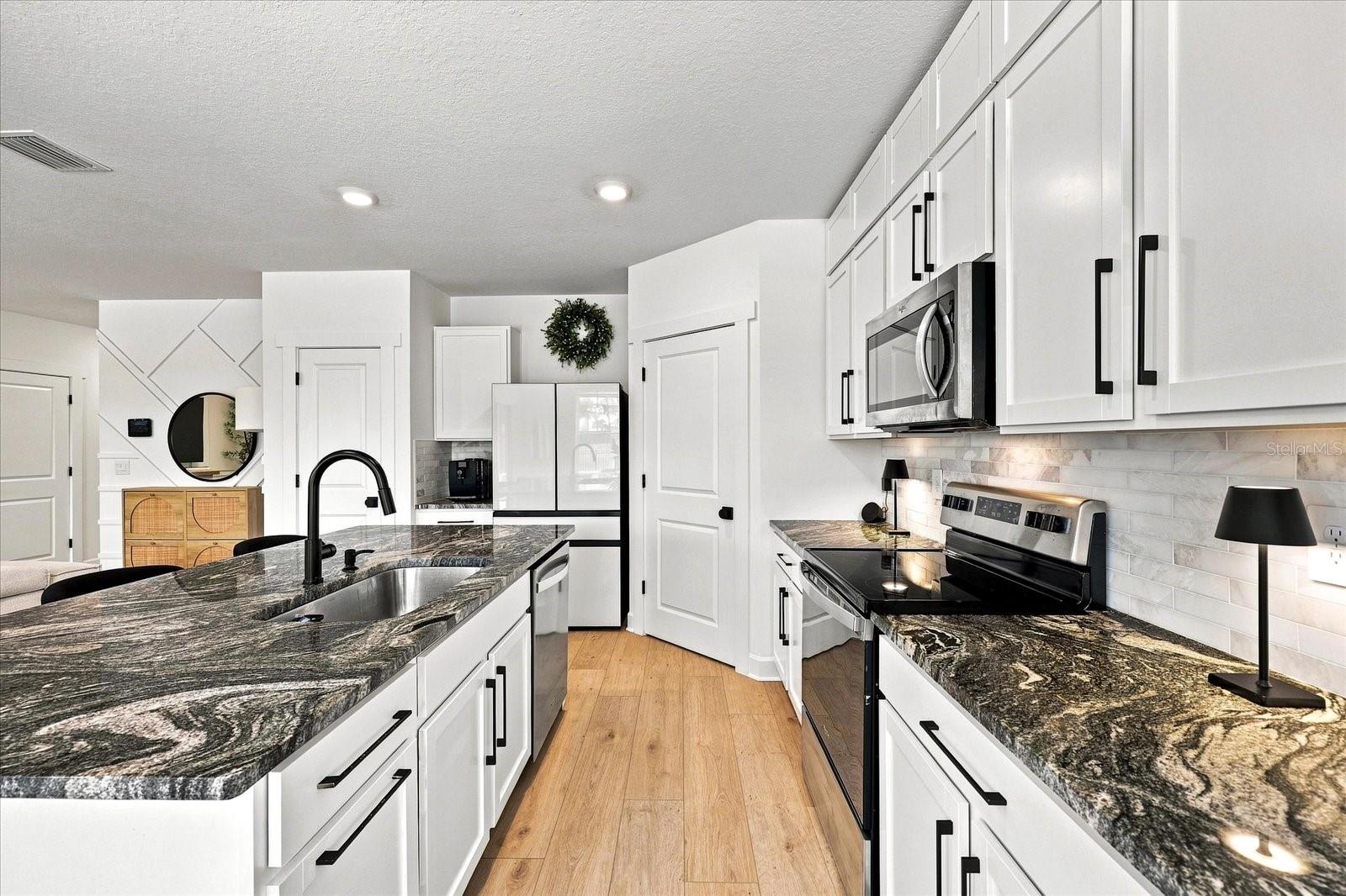 3283 HILLTOP CIR