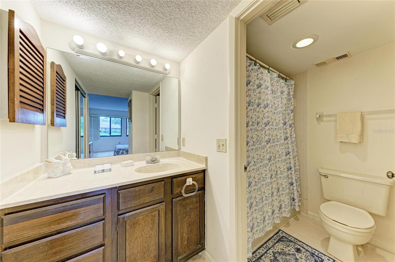 5200 LAKE VILLAGE DR #5200