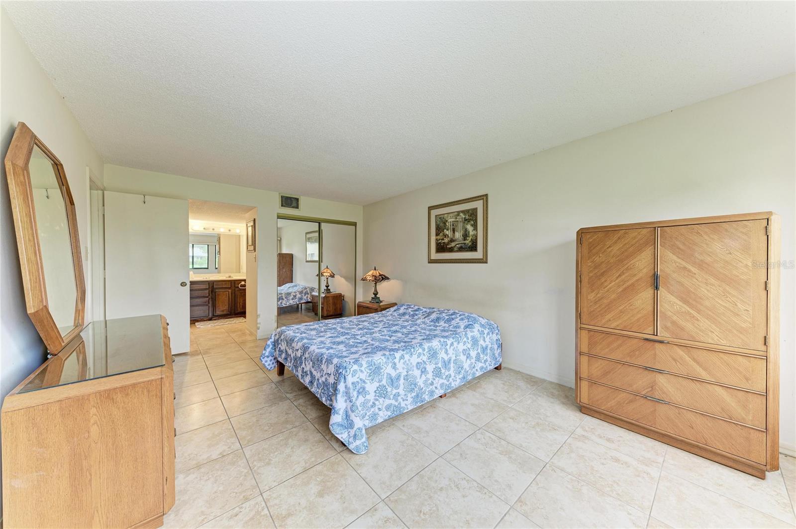 5200 LAKE VILLAGE DR #5200