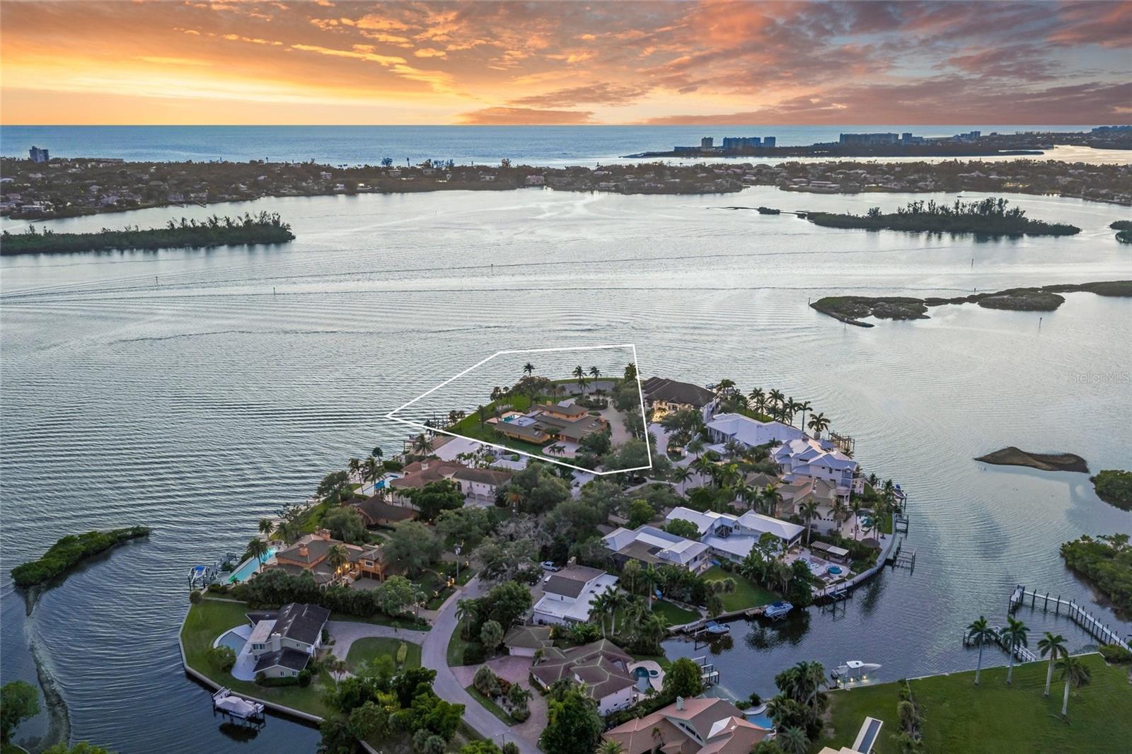 1136 N LAKE SHORE DR