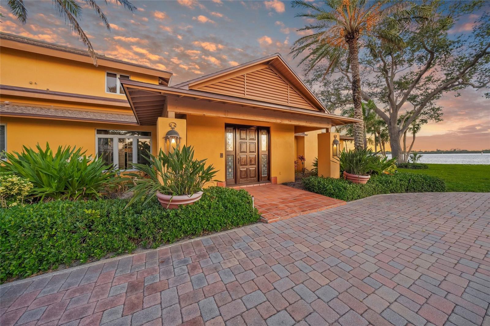 1136 N LAKE SHORE DR