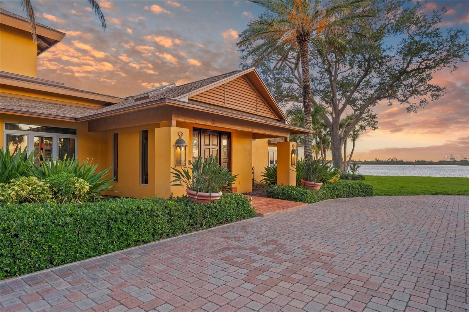 1136 N LAKE SHORE DR