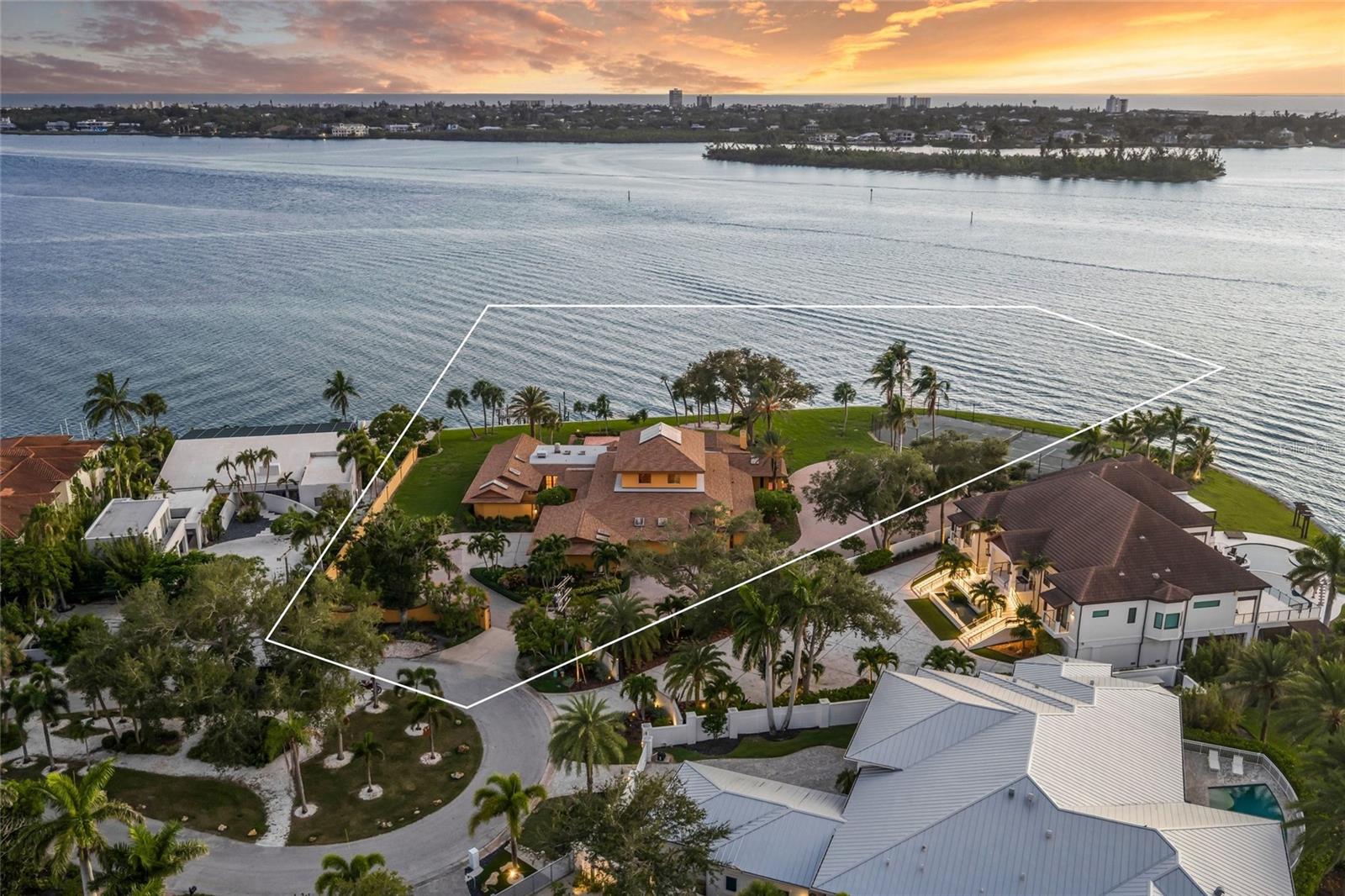 1136 N LAKE SHORE DR